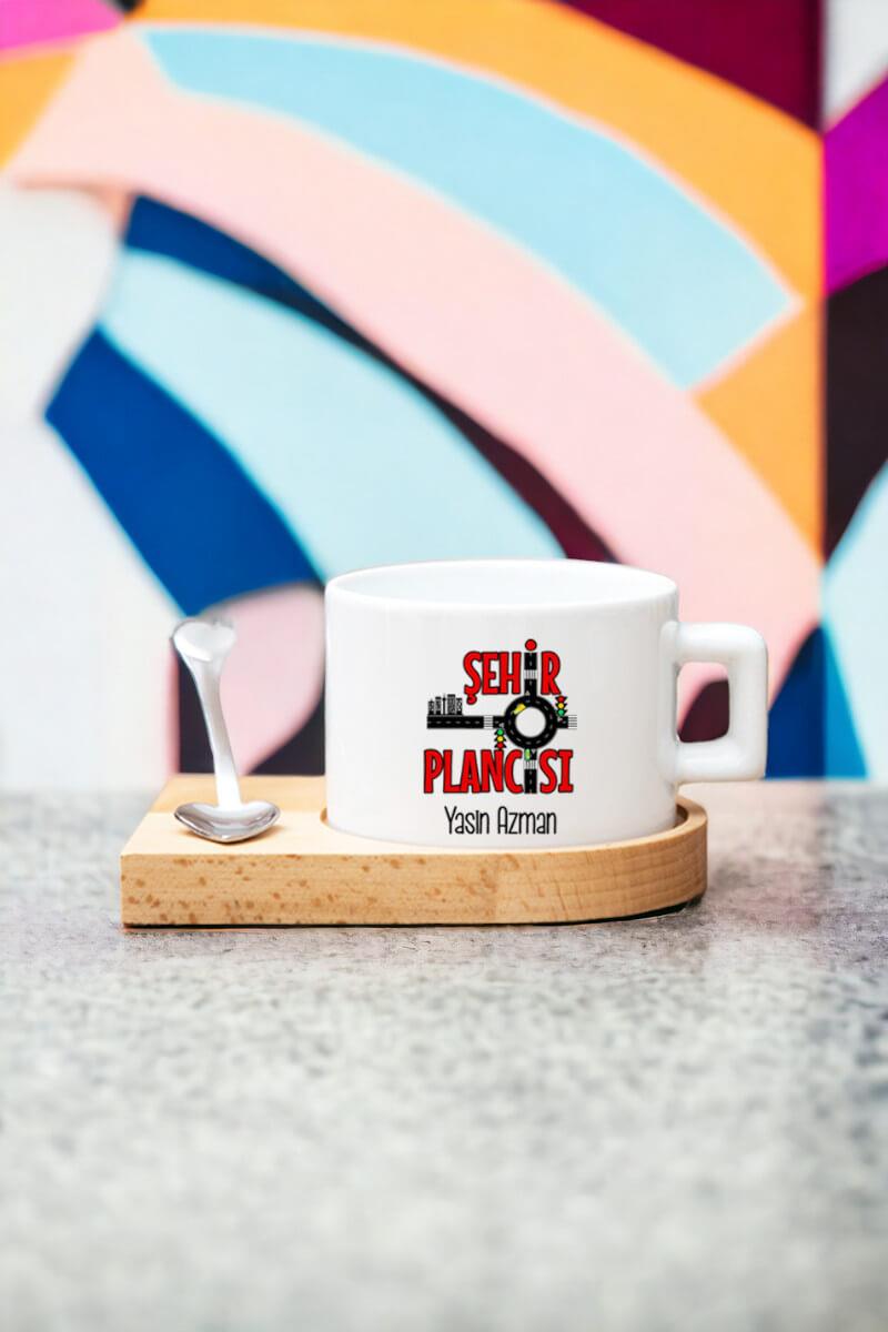 Kadın Şehir Plancısına Hediye Kalp Kaşıklı Ahşap Altlıklı Fincan