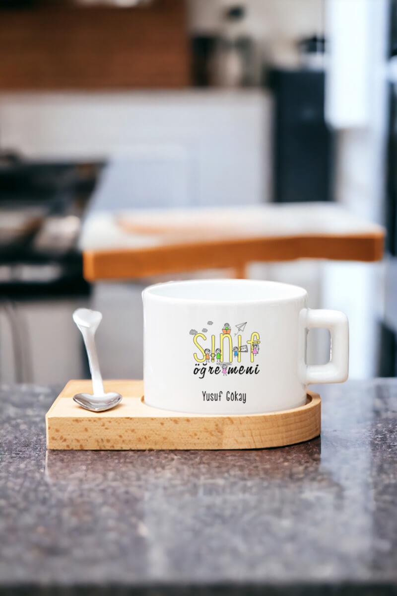 Kadın Sınıf Öğretmenine Hediye Kalp Kaşıklı Ahşap Altlıklı Fincan