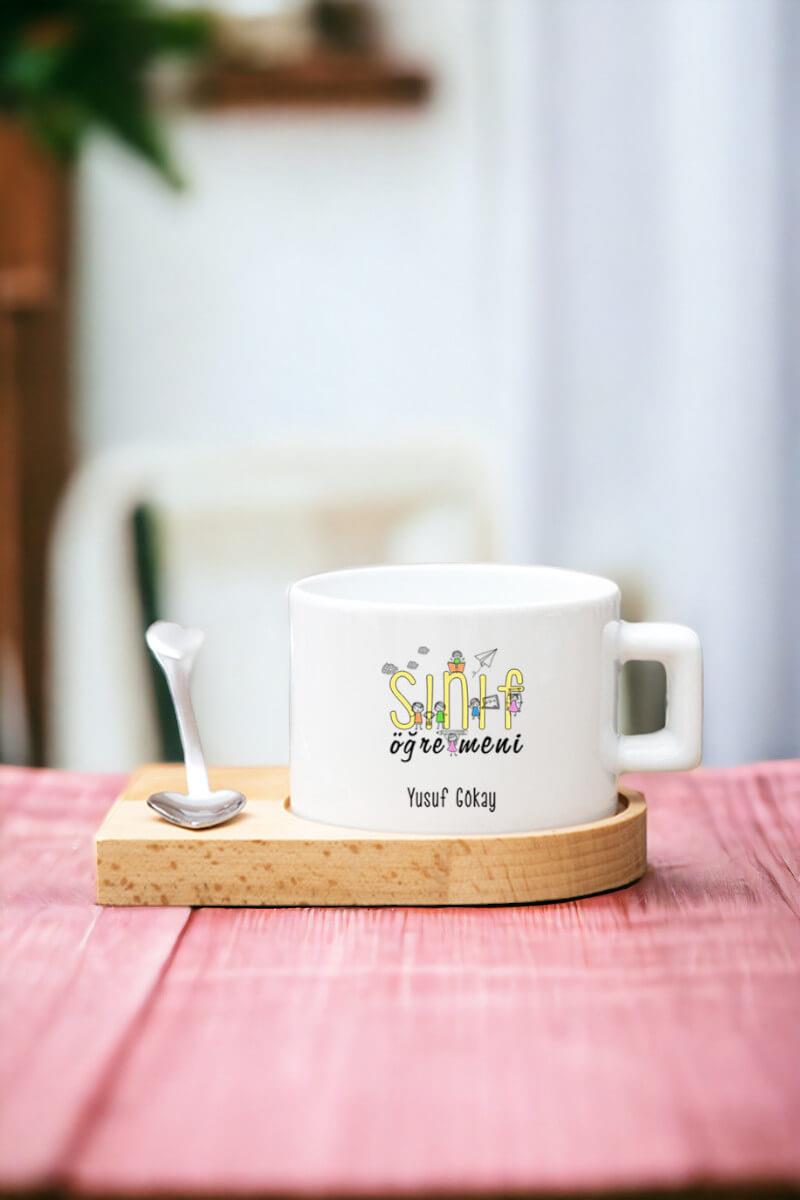 Kadın Sınıf Öğretmenine Hediye Kalp Kaşıklı Ahşap Altlıklı Fincan