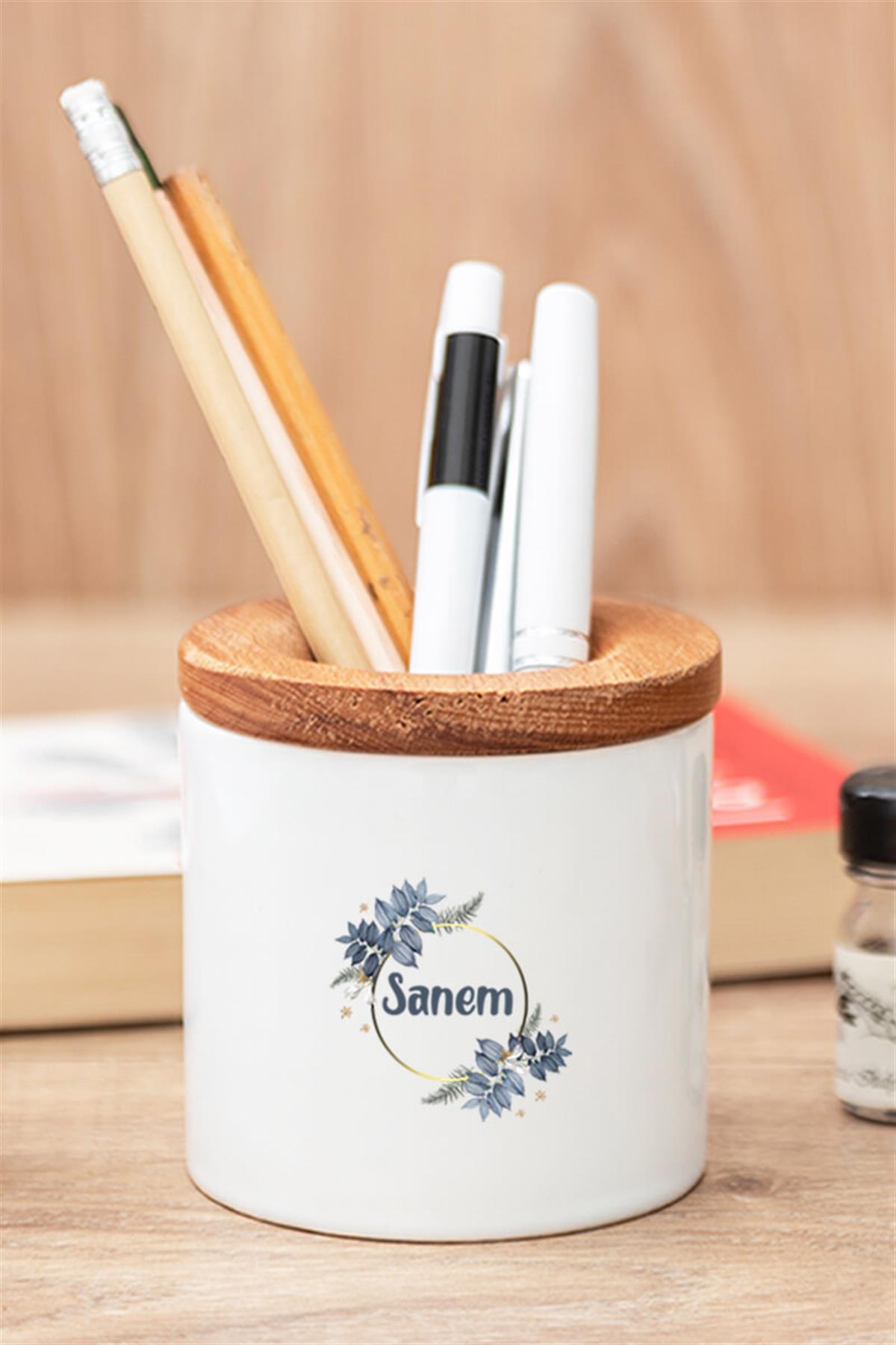 Kadına Hediye İsme Özel Çiçek Desenli Ahşap Altlıklı Fincan ve Kalemlik
