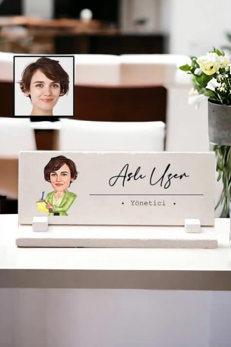 Kadına Terfi Hediyesi Karikatürlü Masa İsimliği