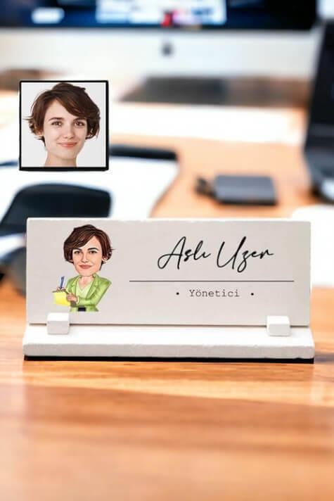 Kadına Terfi Hediyesi Karikatürlü Masa İsimliği