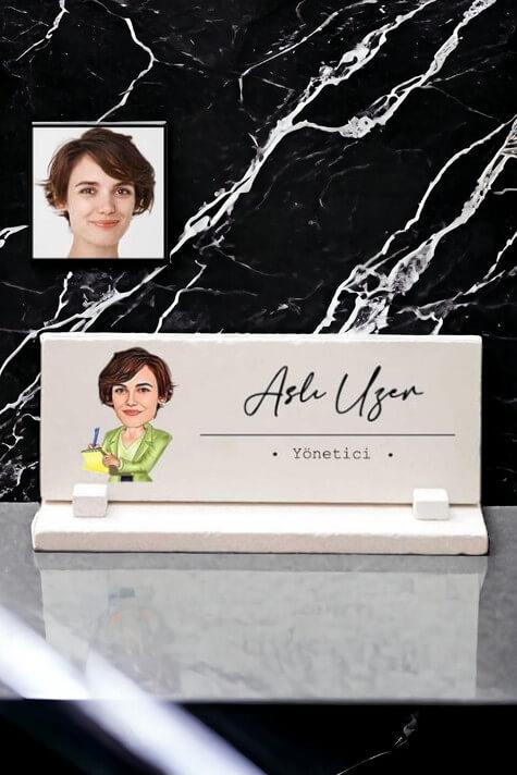 Kadına Terfi Hediyesi Karikatürlü Masa İsimliği