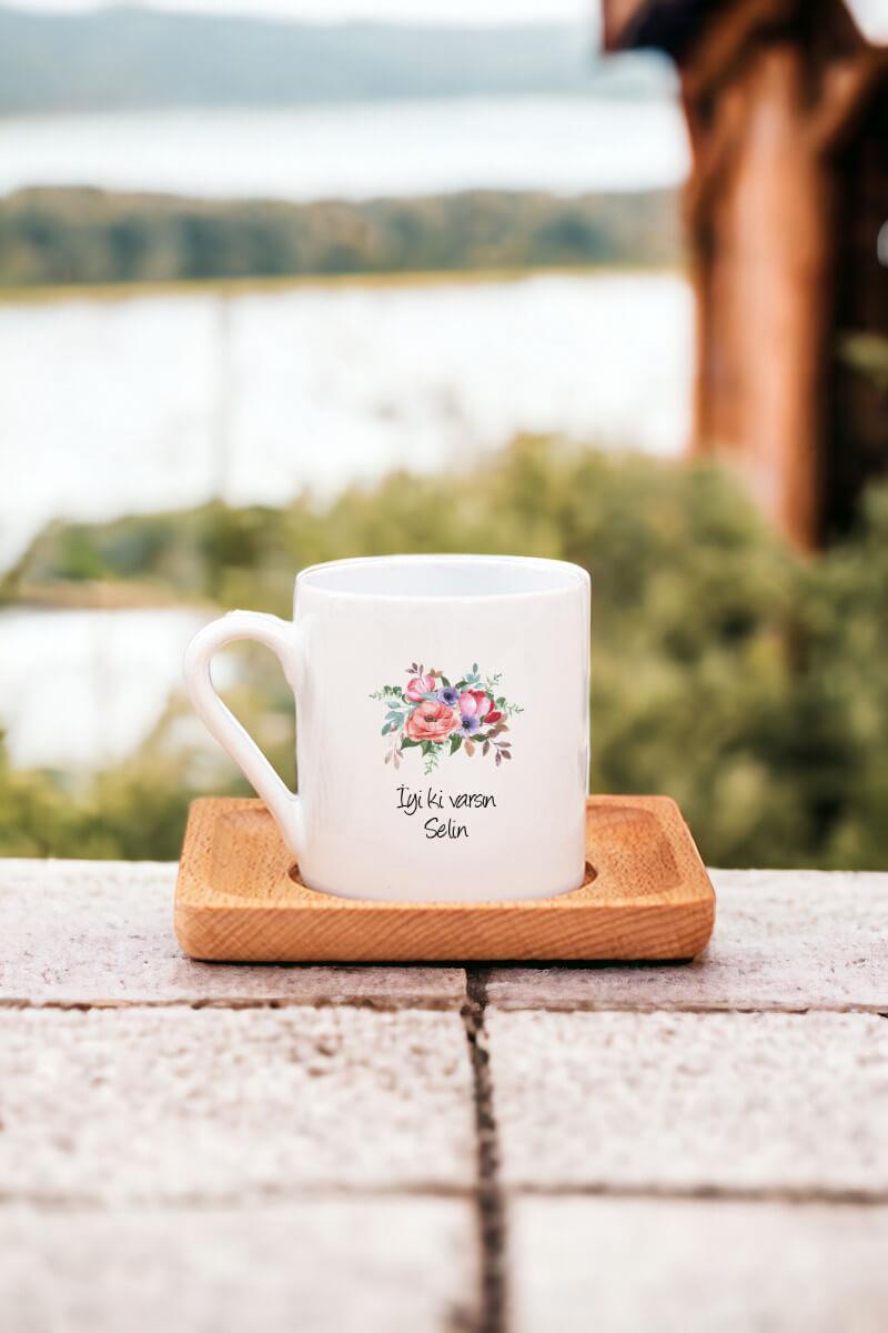 Kişiye Özel Çiçek Buketi İsimli Ahşap Altlıklı Türk Kahvesi Fincanı