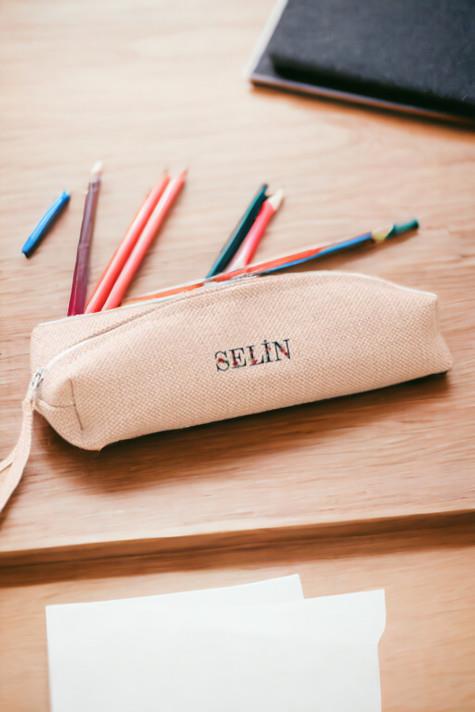 Kişiye Özel Çiçek Harf Tasarım İsim Yazılı Keten Bez Kalemlik