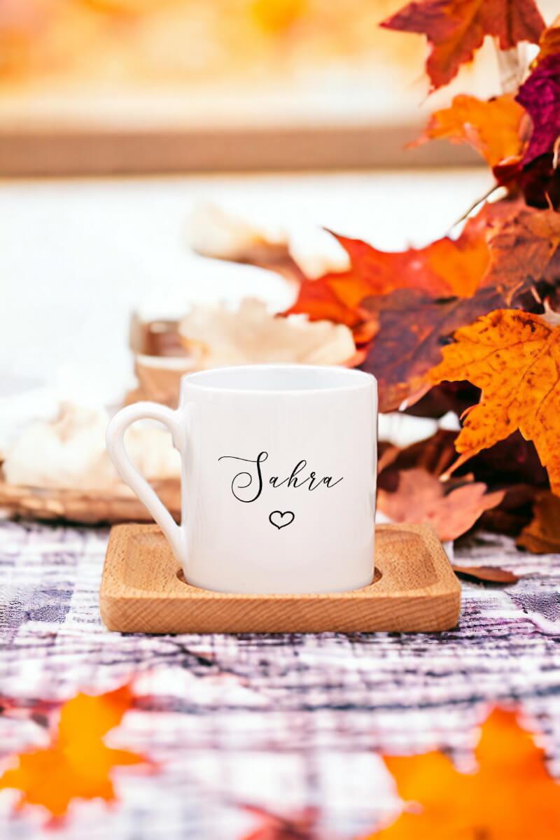 Kişiye Özel El Yazısı Tasarımlı İsimli Ahşap Altlıklı Türk Kahvesi Fincanı