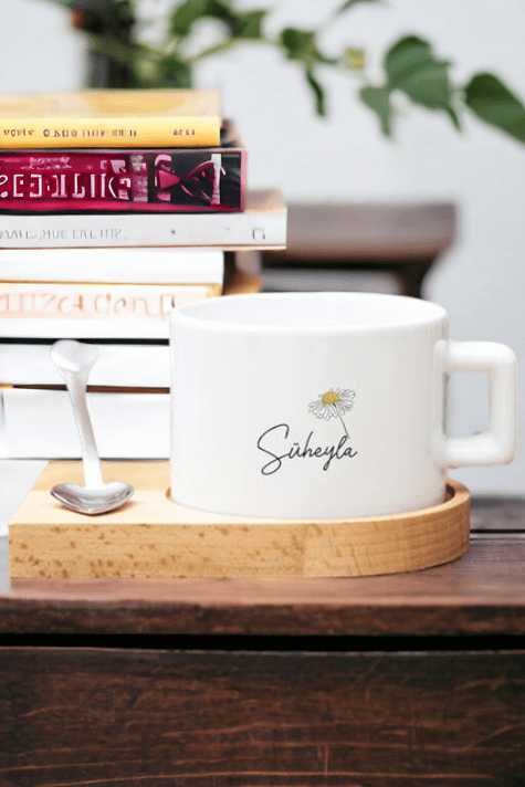 Kişiye Özel Papatya Tasarımlı İsimli Ahşap Altlıklı Fincan