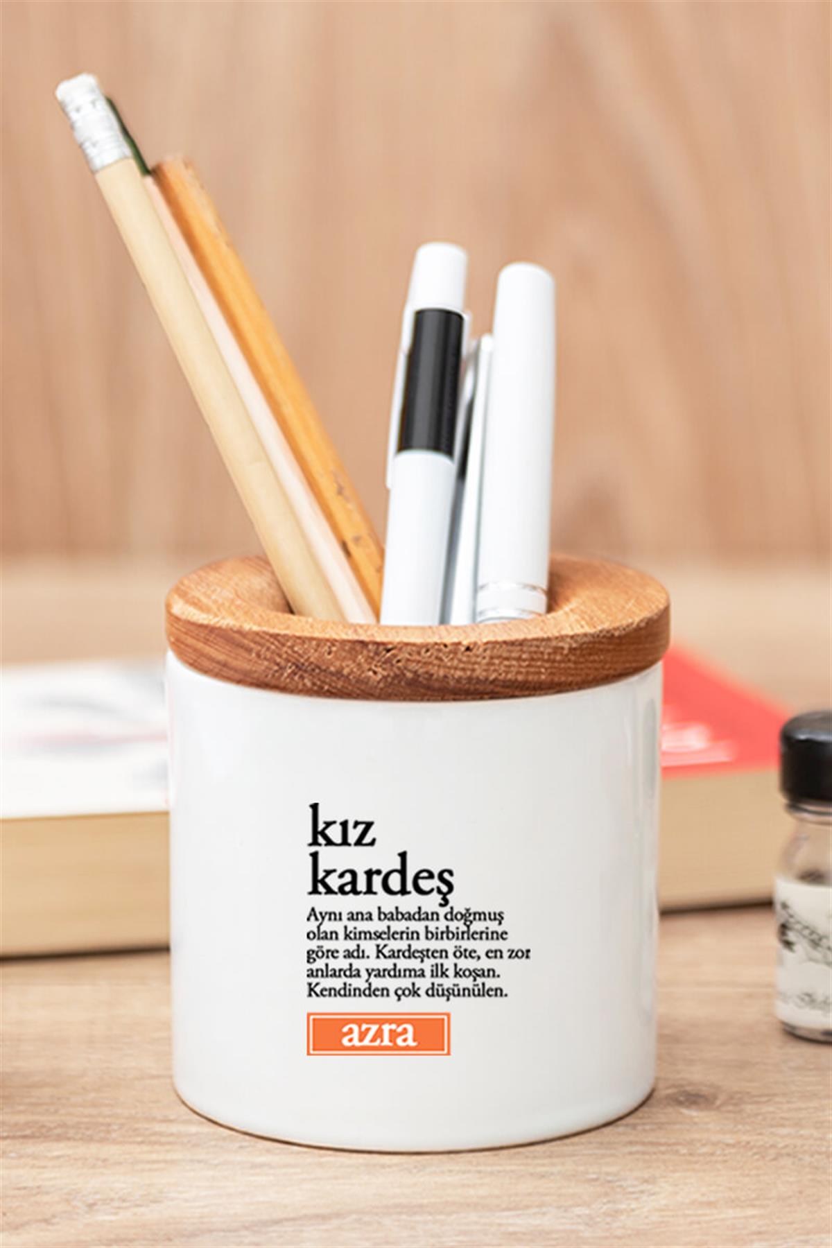 Kız kardeşe Yeni İş Hediyesi Kelime Anlamı Ahşap Altlıklı Fincan ve Kalemlik
