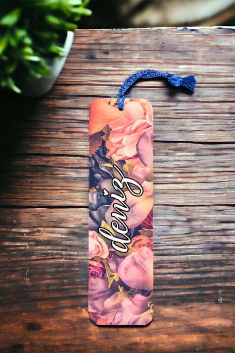 Kurumuş Çiçek Arka Planlı İsimli Metal Kitap Ayracı