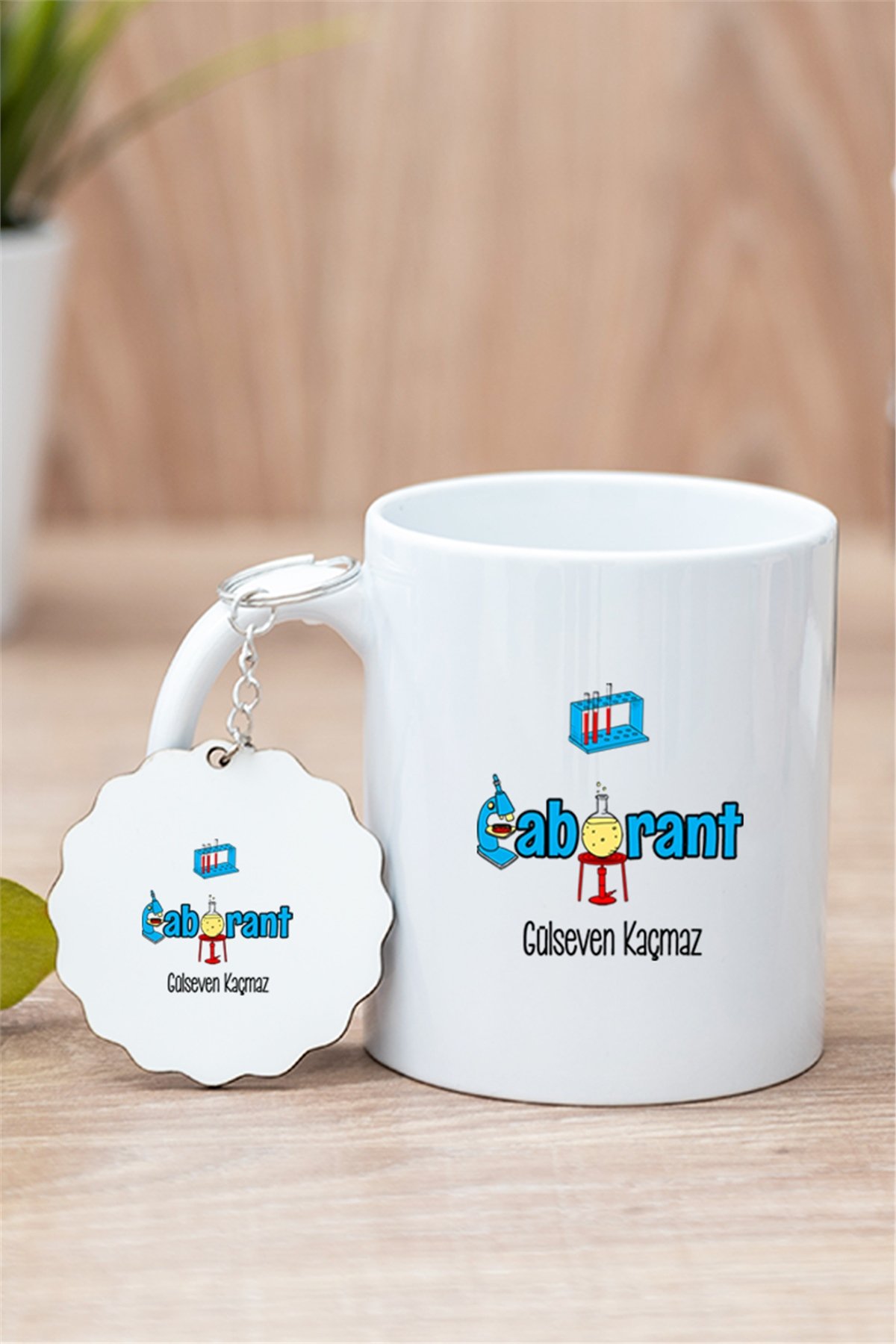Laborant Beyaz Kupa Bardak ve Ahşap Anahtarlık