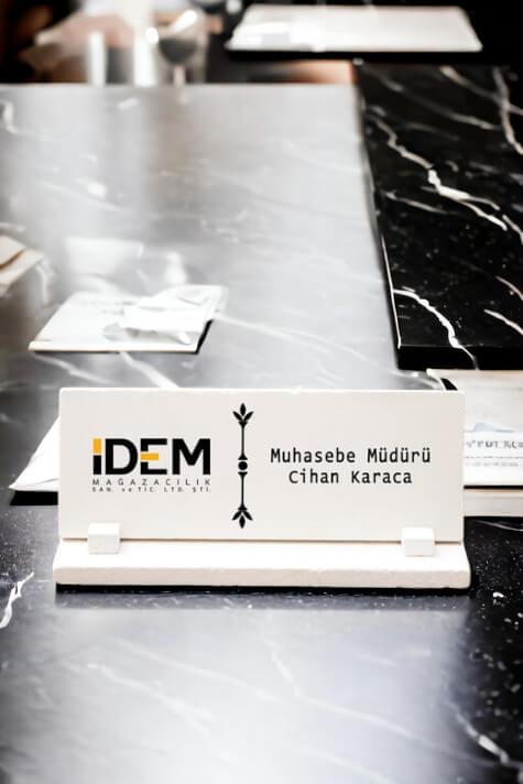 Kişiye Özel Kurumsal Logolu Taş Masa İsimliği