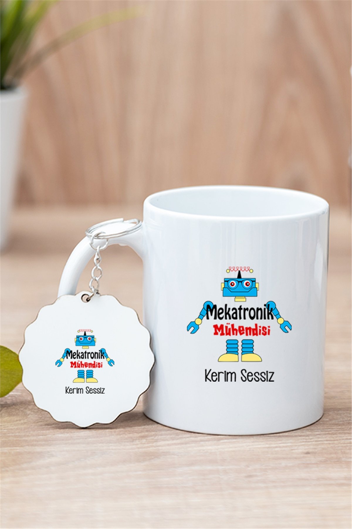 Mekatronik Mühendisi Beyaz Kupa Bardak ve Ahşap Anahtarlık