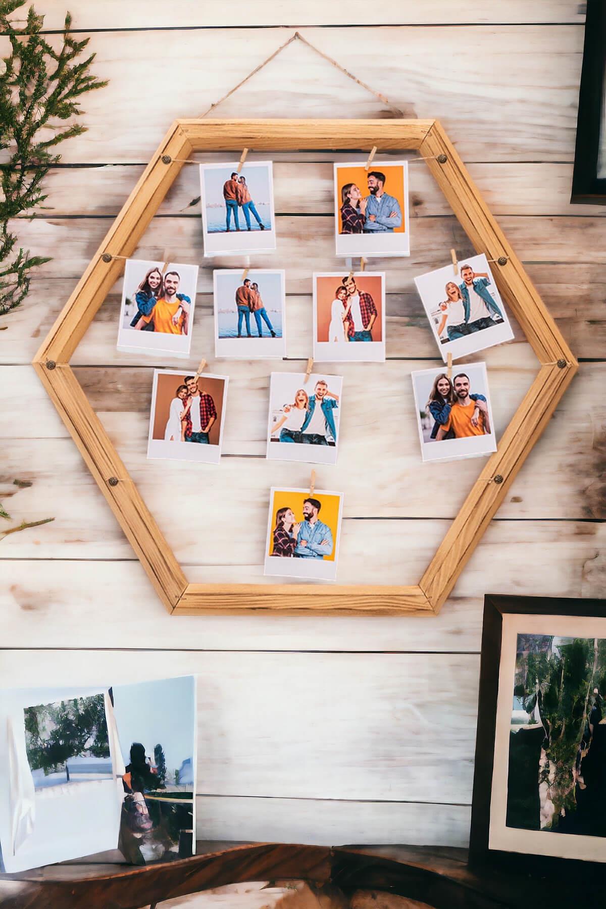 Polaroid Fotoğraflı Altıgen Model İpli ve Mandallı Ahşap Duvar Anı Çerçevesi