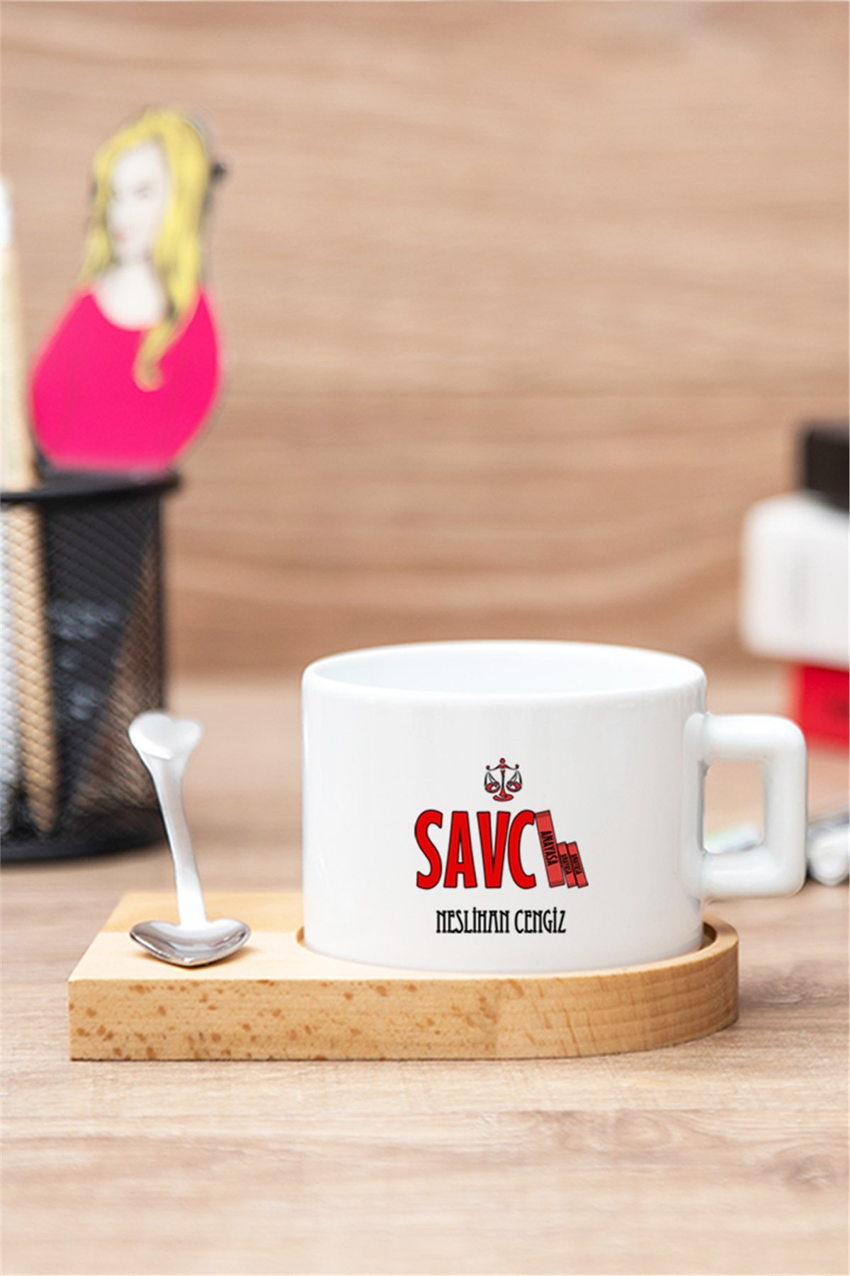 Kadın Savcıya Hediye Kalp Kaşıklı Ahşap Altlıklı Fincan