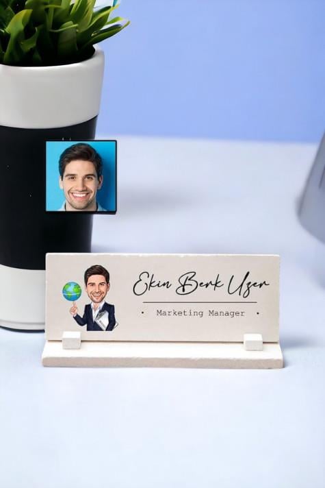 Yeni İşe Başlayan Erkek Arkadaşa Hediye Karikatürlü Masa İsimliği