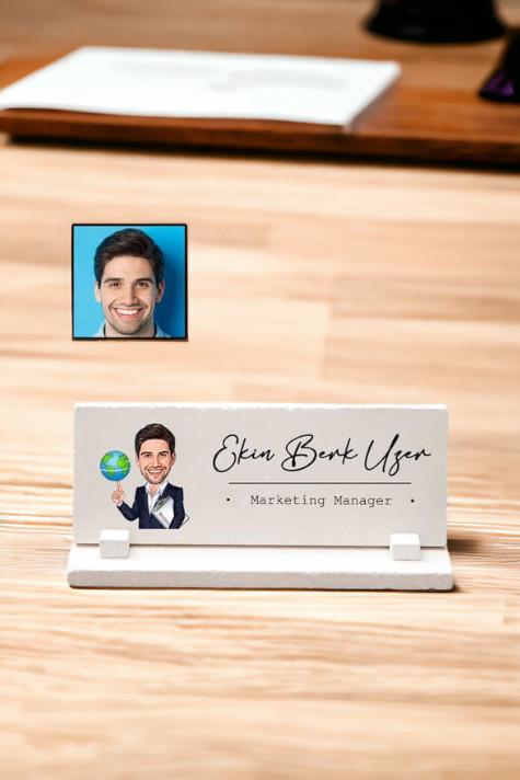 Yeni İşe Başlayan Erkek Arkadaşa Hediye Karikatürlü Masa İsimliği