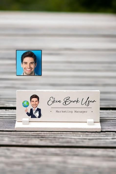 Yeni İşe Başlayan Erkek Arkadaşa Hediye Karikatürlü Masa İsimliği