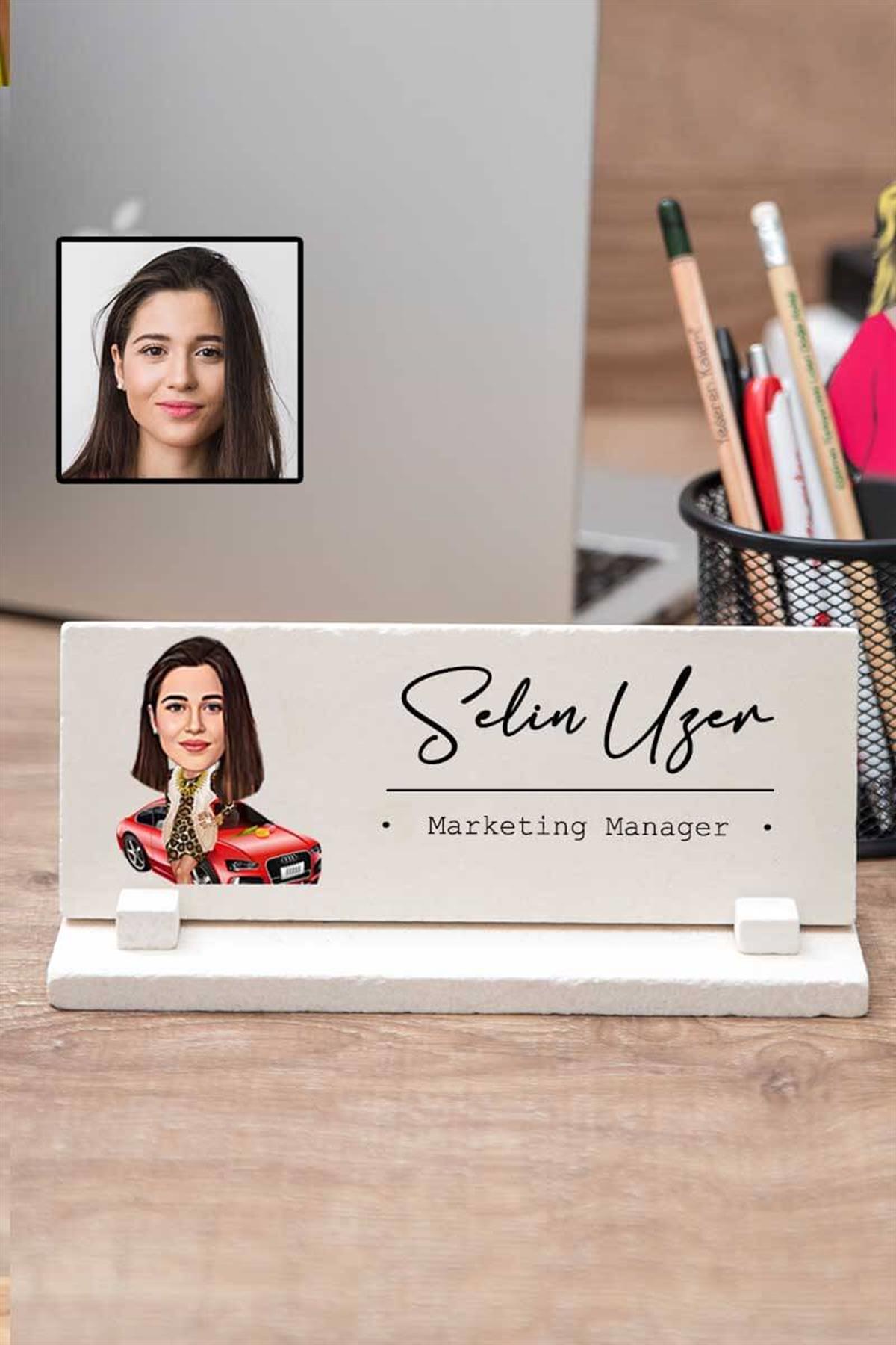Yeni İşe Başlayan Kadına Hediye Karikatürlü Masa İsimliği
