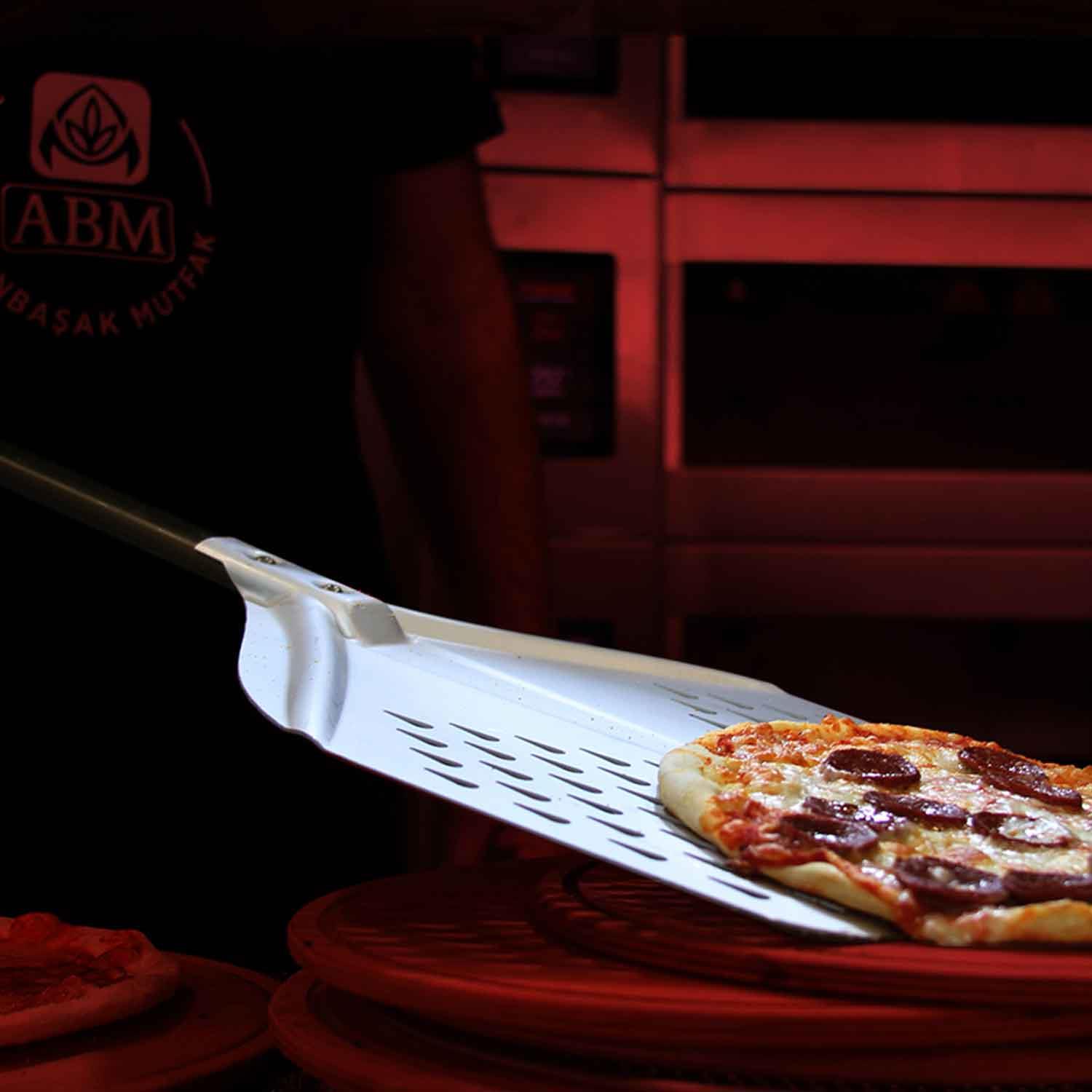 Abm Delikli Pizza Küreği, 30 Cm, Alüminyum, Sap 50 Cm, Altınbaşak, Pizza Kürekleri