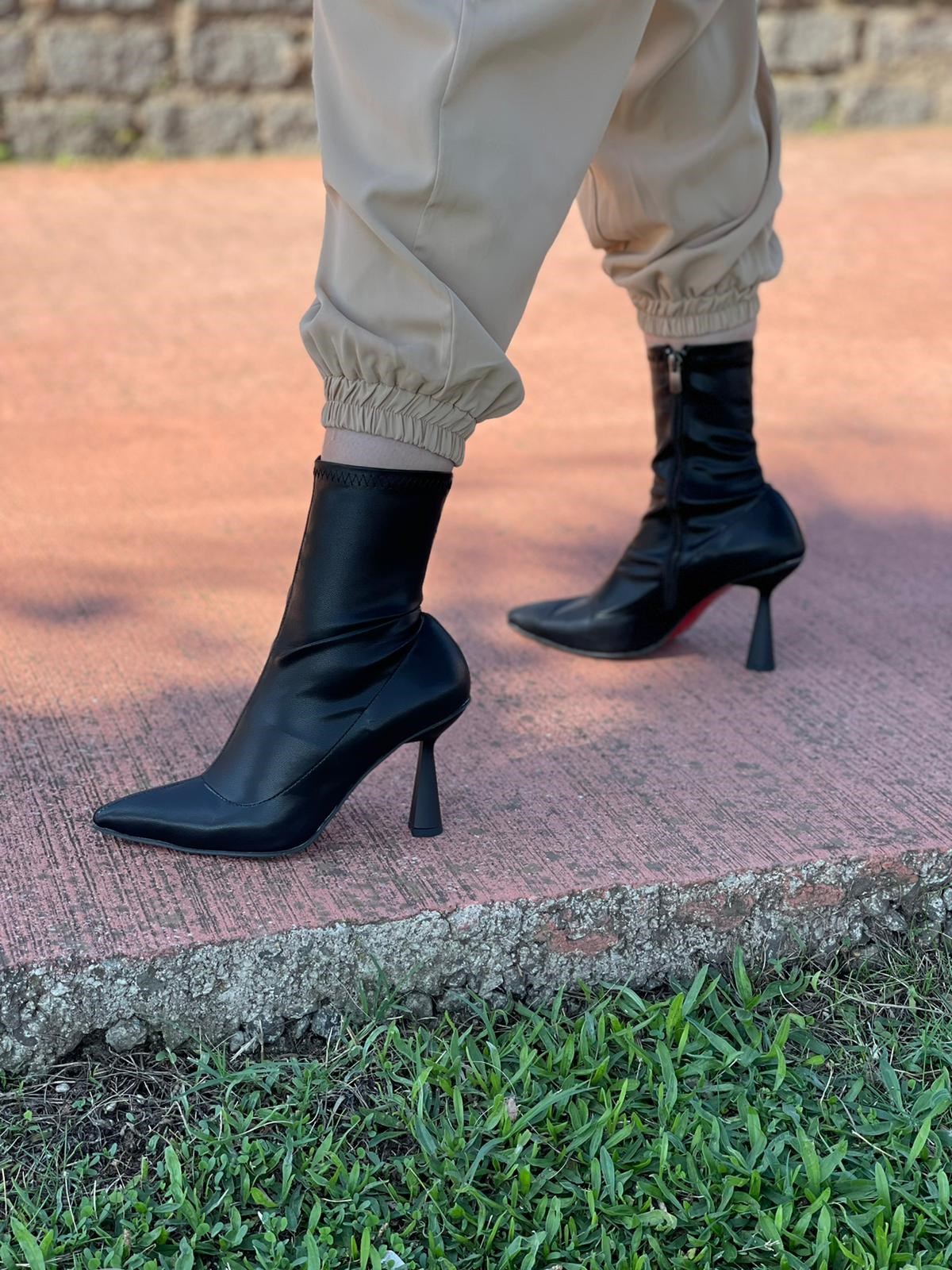 BotNONWOVENSiyah Kadeh Topuk Streç Bot