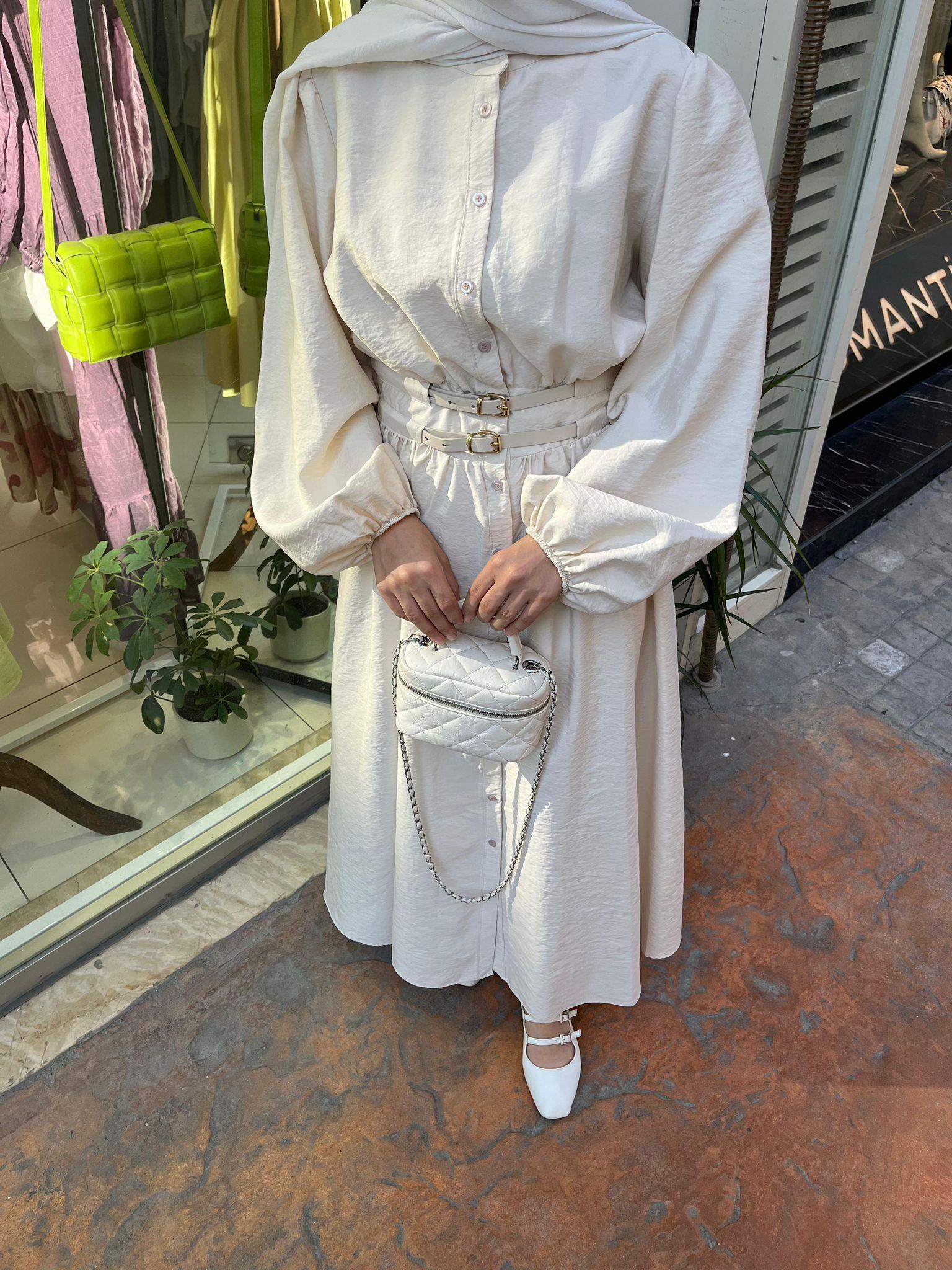 ELBİSEDÜĞMELİ BEL KEMERLİ ELBİSE 