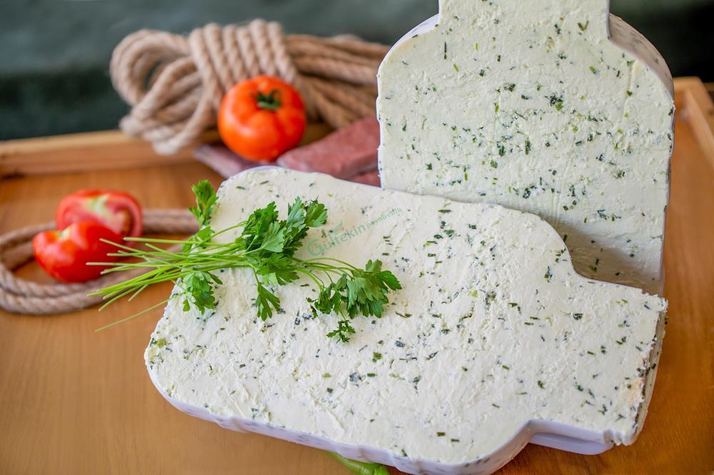 AZ TUZLU SİİRT OTLU TULUM PEYNİRİ (500 GRM)