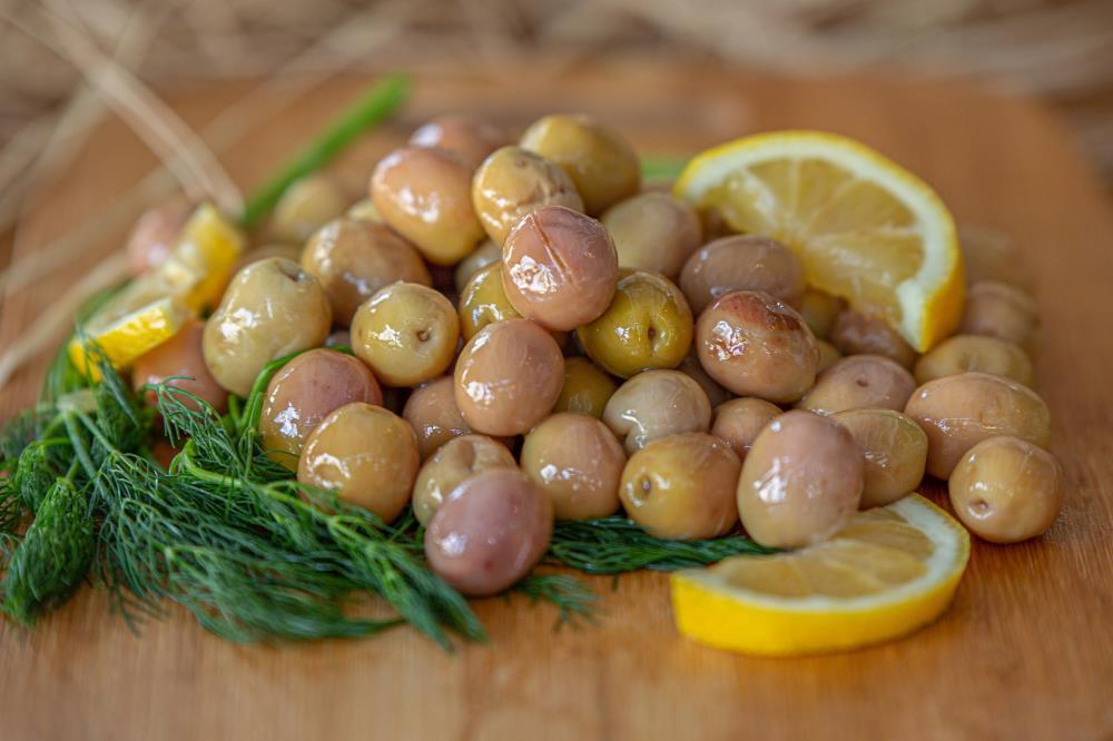 ÖZEL PEMBE YEŞİL ÇİZİK ZEYTİN (500 GRM)