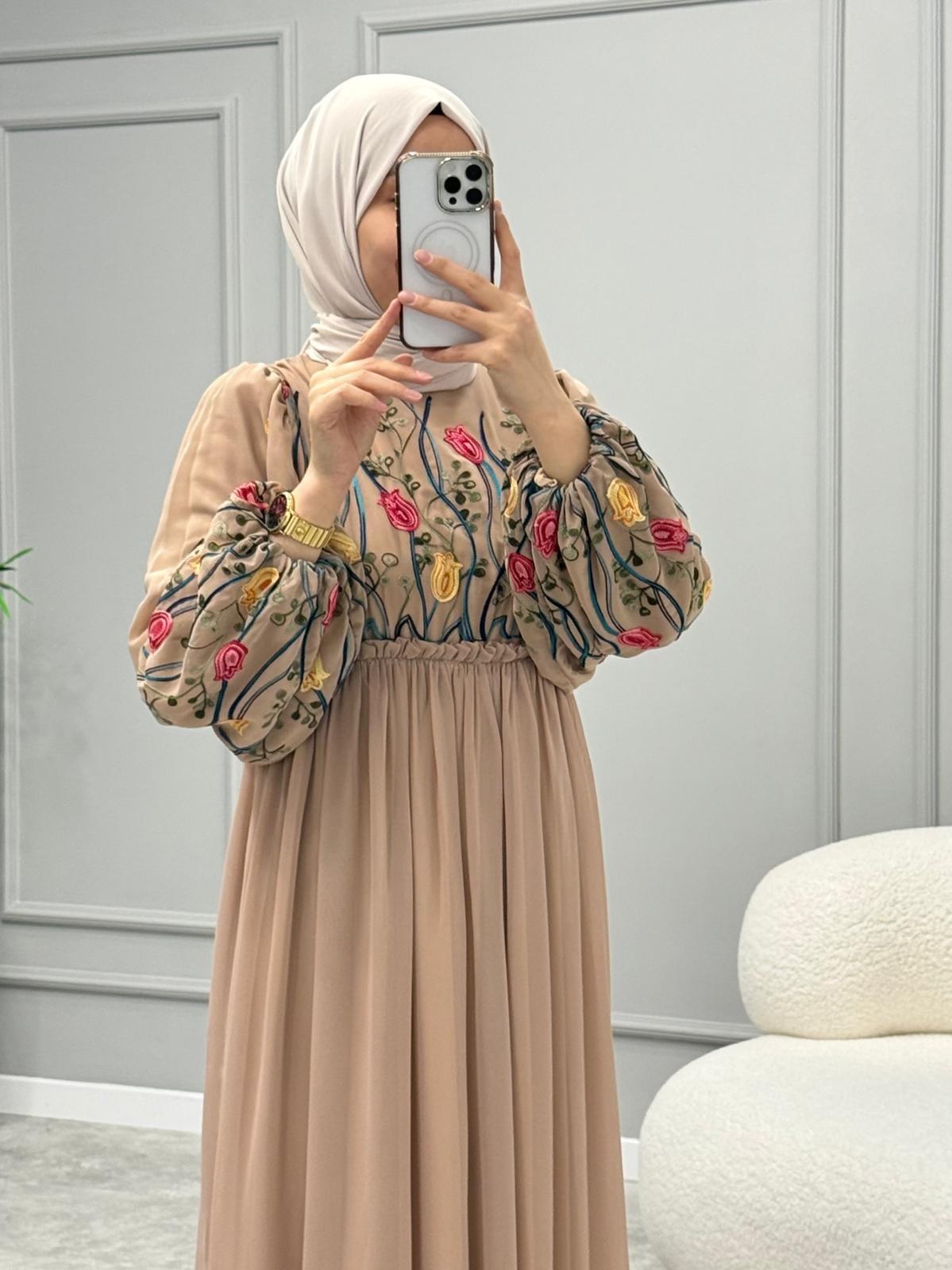Liose Nakış Detaylı Elbise-Bej