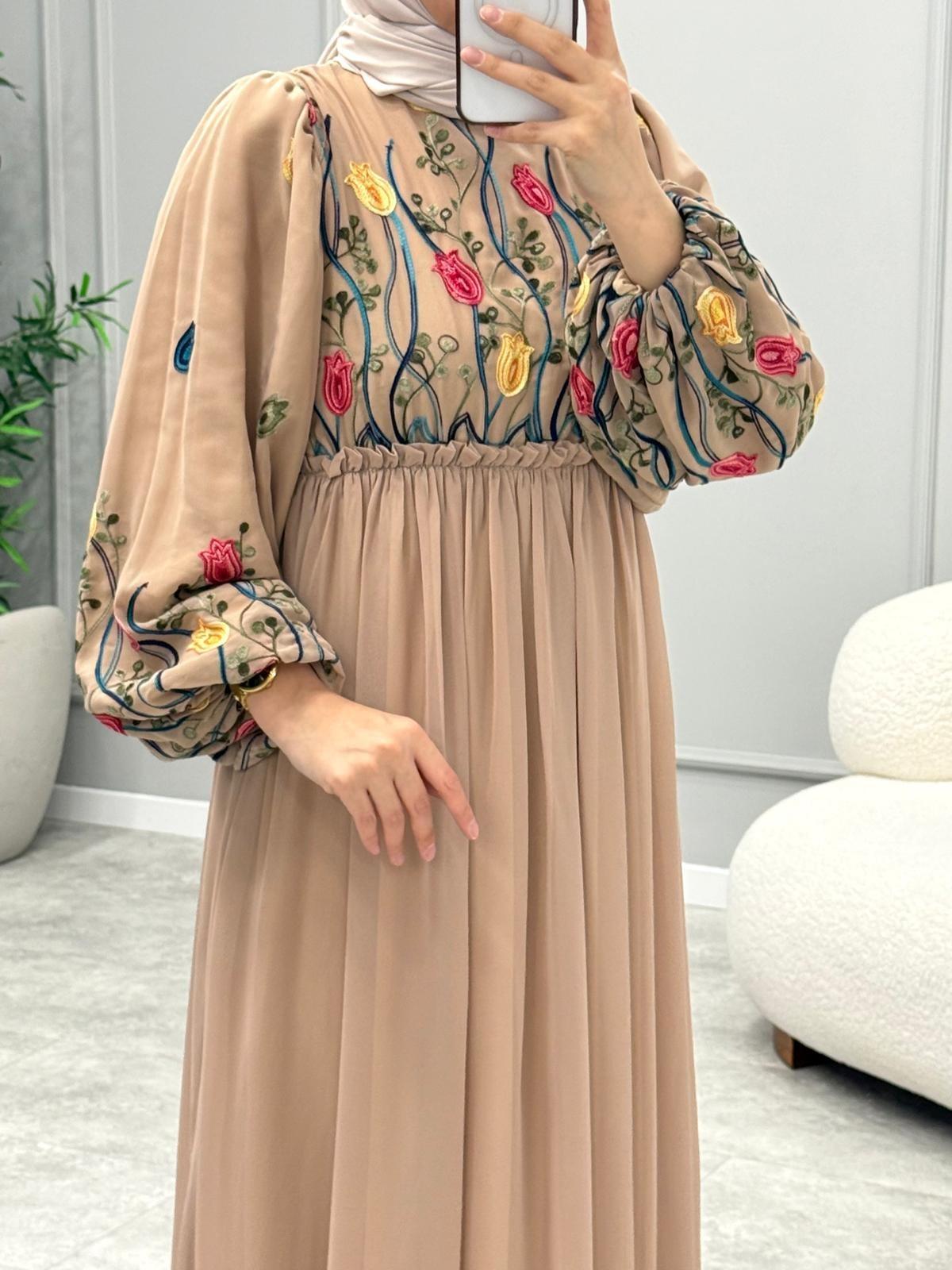 Liose Nakış Detaylı Elbise-Bej