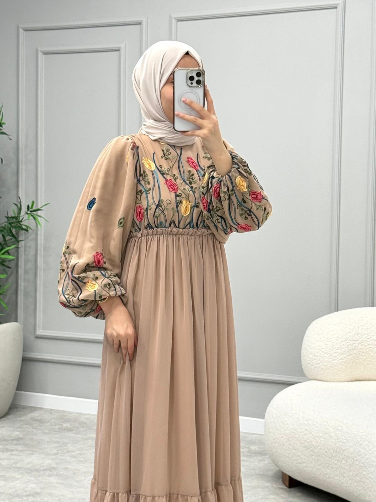 Liose Nakış Detaylı Elbise-Bej