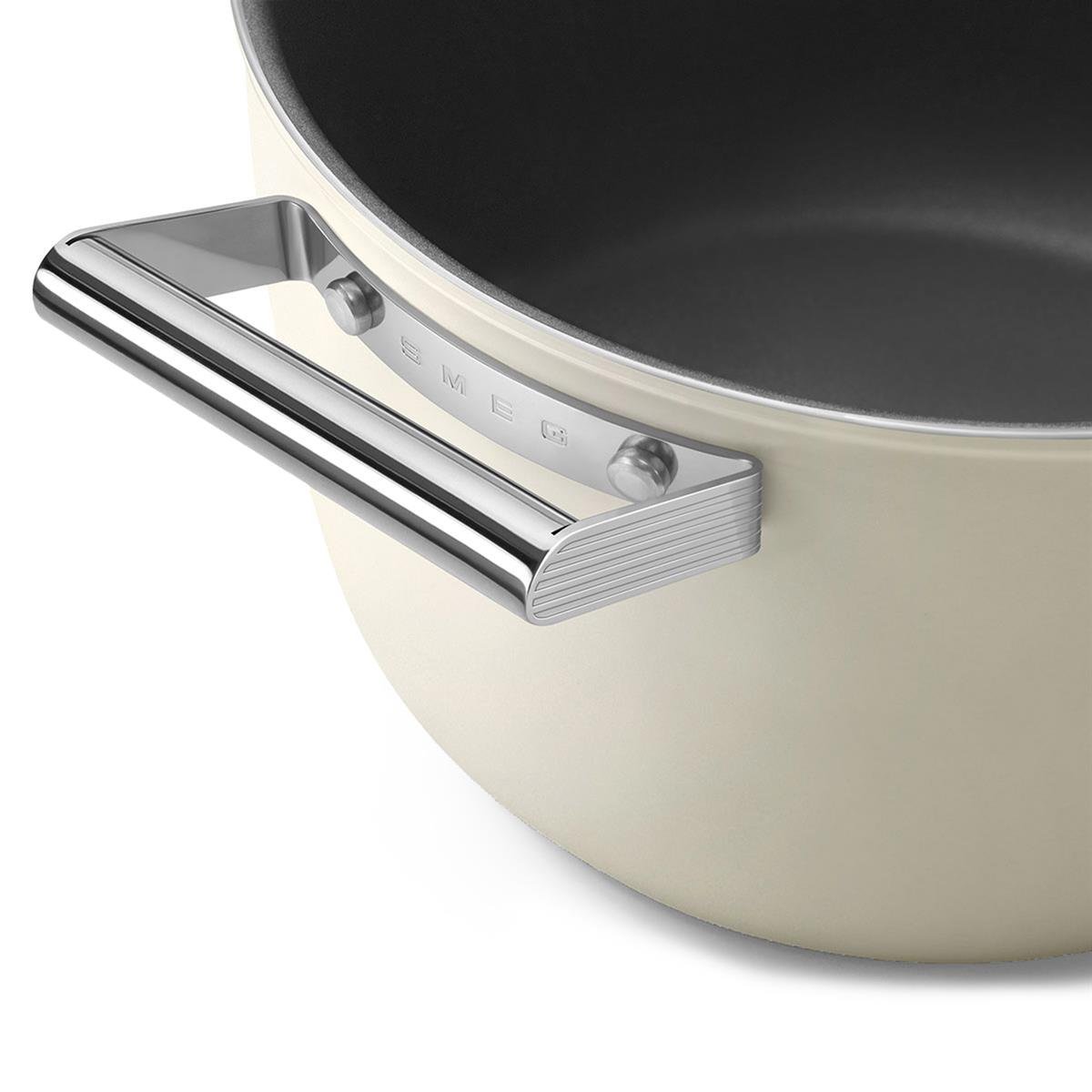 SMEGCKFC2611CRMSMEG Cookware 50'S Style Siyah Tencere Cam Kapaklı 26 cm | designofluxury.com.tr SMEG Cookware 50'S Style krem Tencere Cam Kapaklı 26 cm