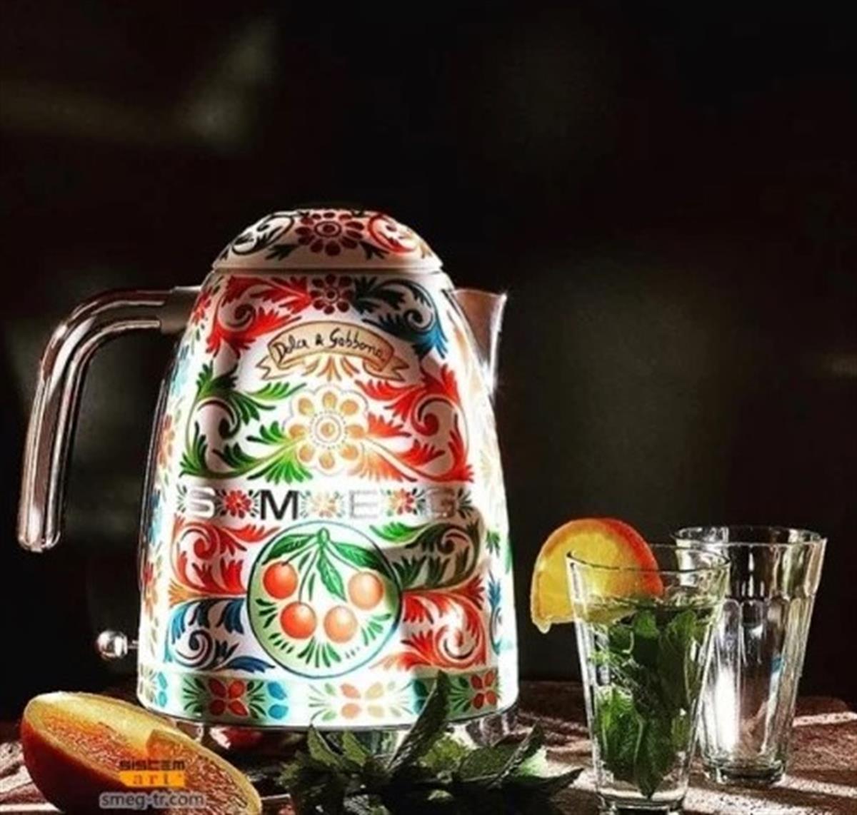 SMEGKLF03DGEUSMEG DOLCE&GABBANA  KETTLE | designofluxury.com.tr SMEG DOLCE&GABBANA  KETTLE