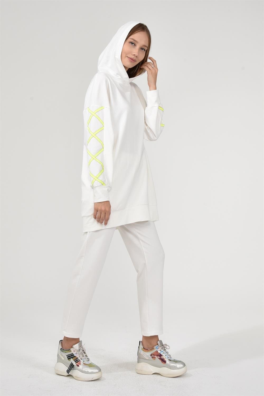Kadın Kolları Aksesuarlı Takım EKRU
