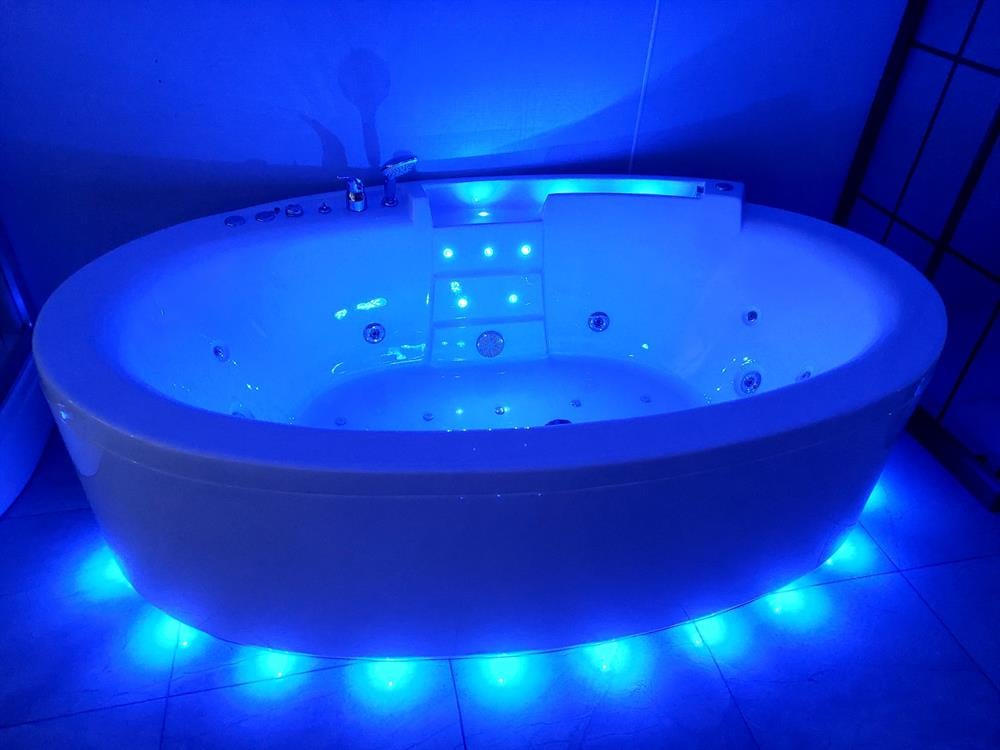 210 x 125 Bağımsız Elips Jakuzi