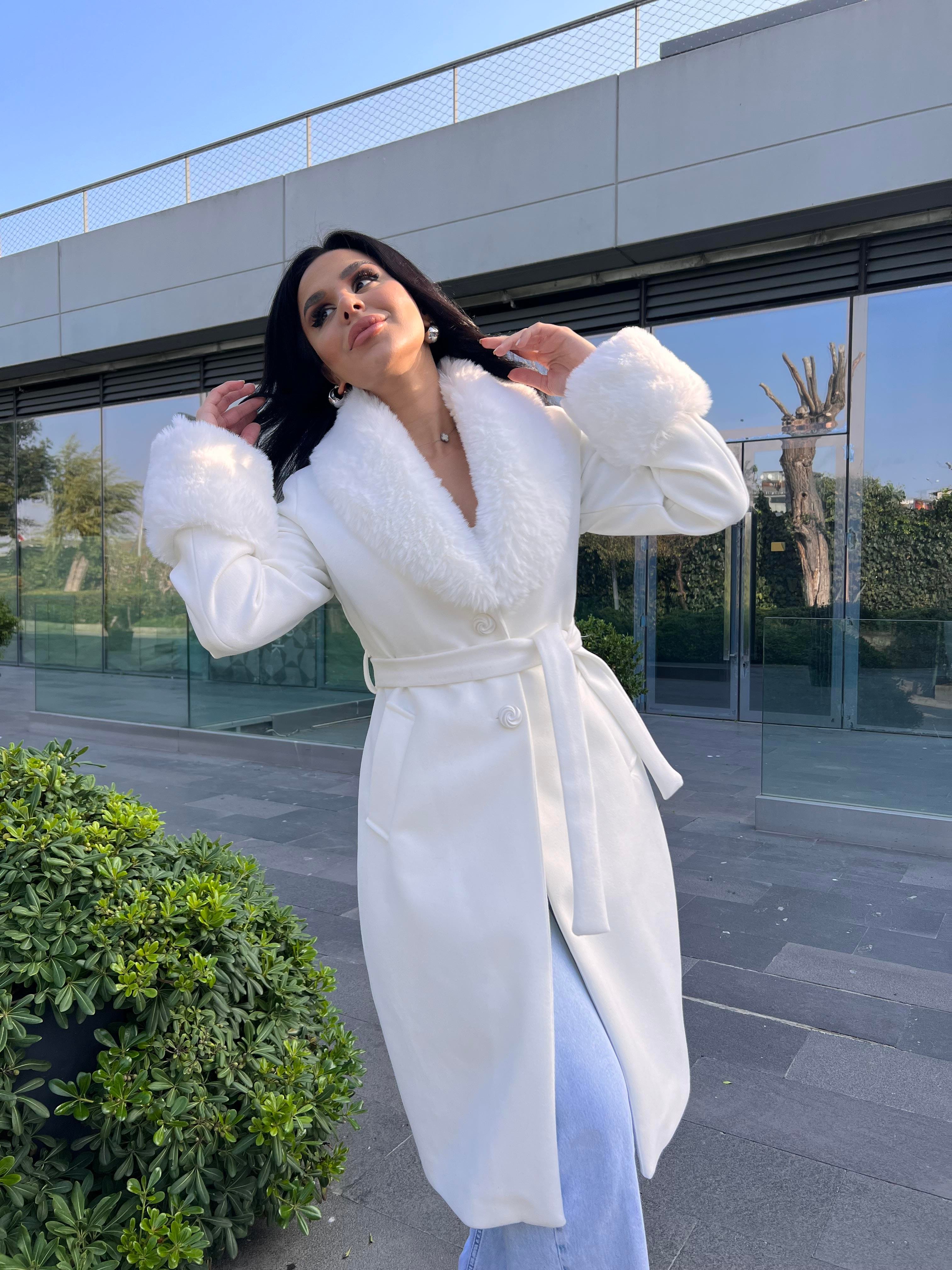 Gala Kürk detaylı Kaşe Kaban Beyaz