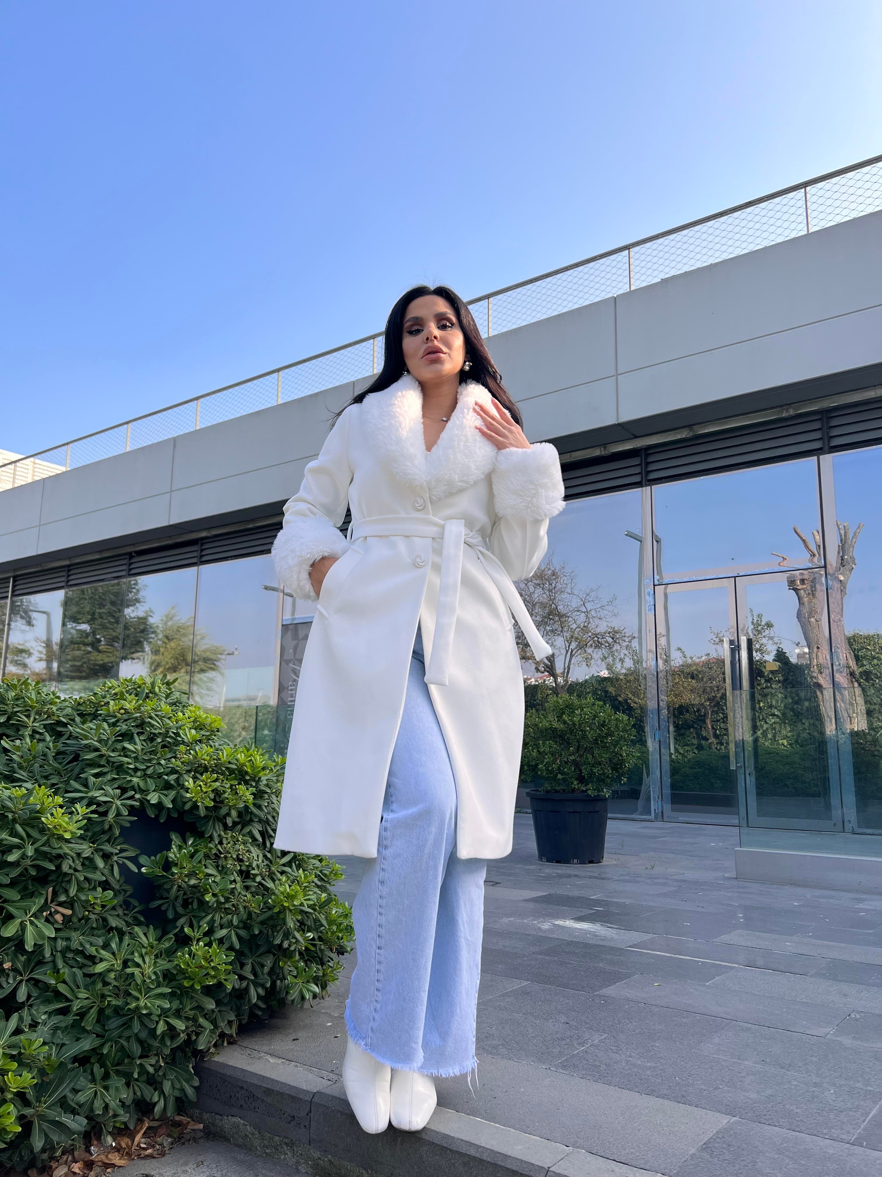 Gala Kürk detaylı Kaşe Kaban Beyaz