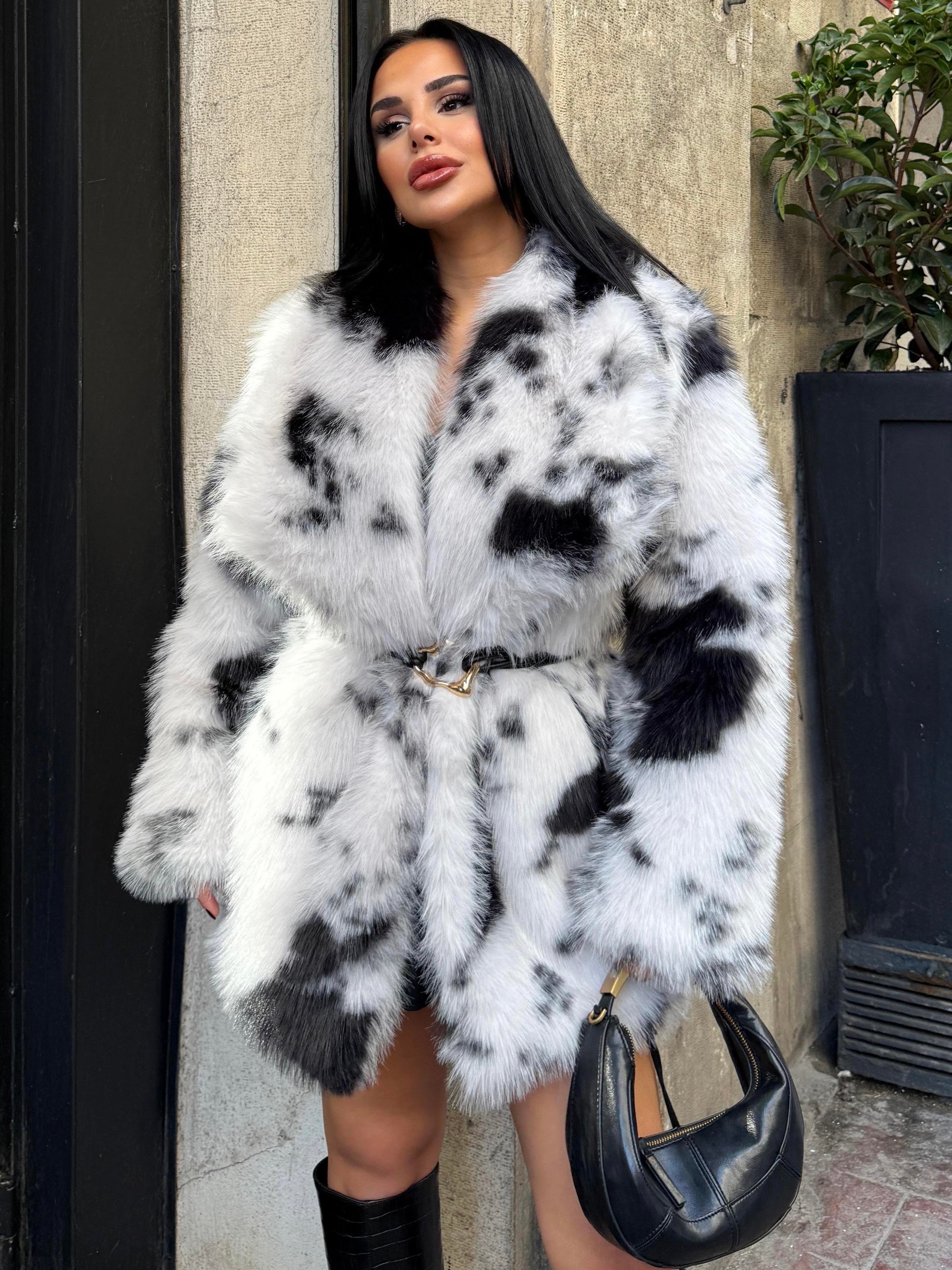 Larissa Kürk Benekli Siyah