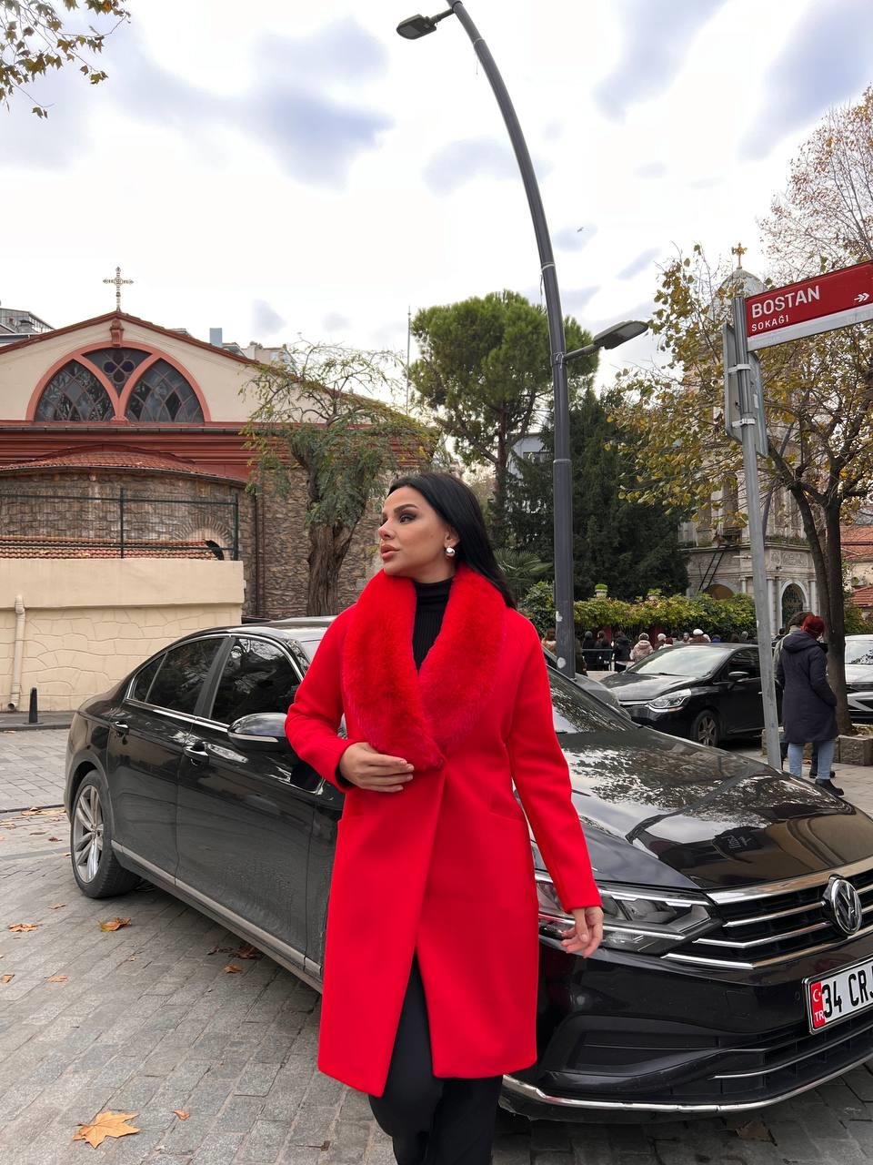 Prag Yakası Kürklü Kaşe Kaban Kırmızı
