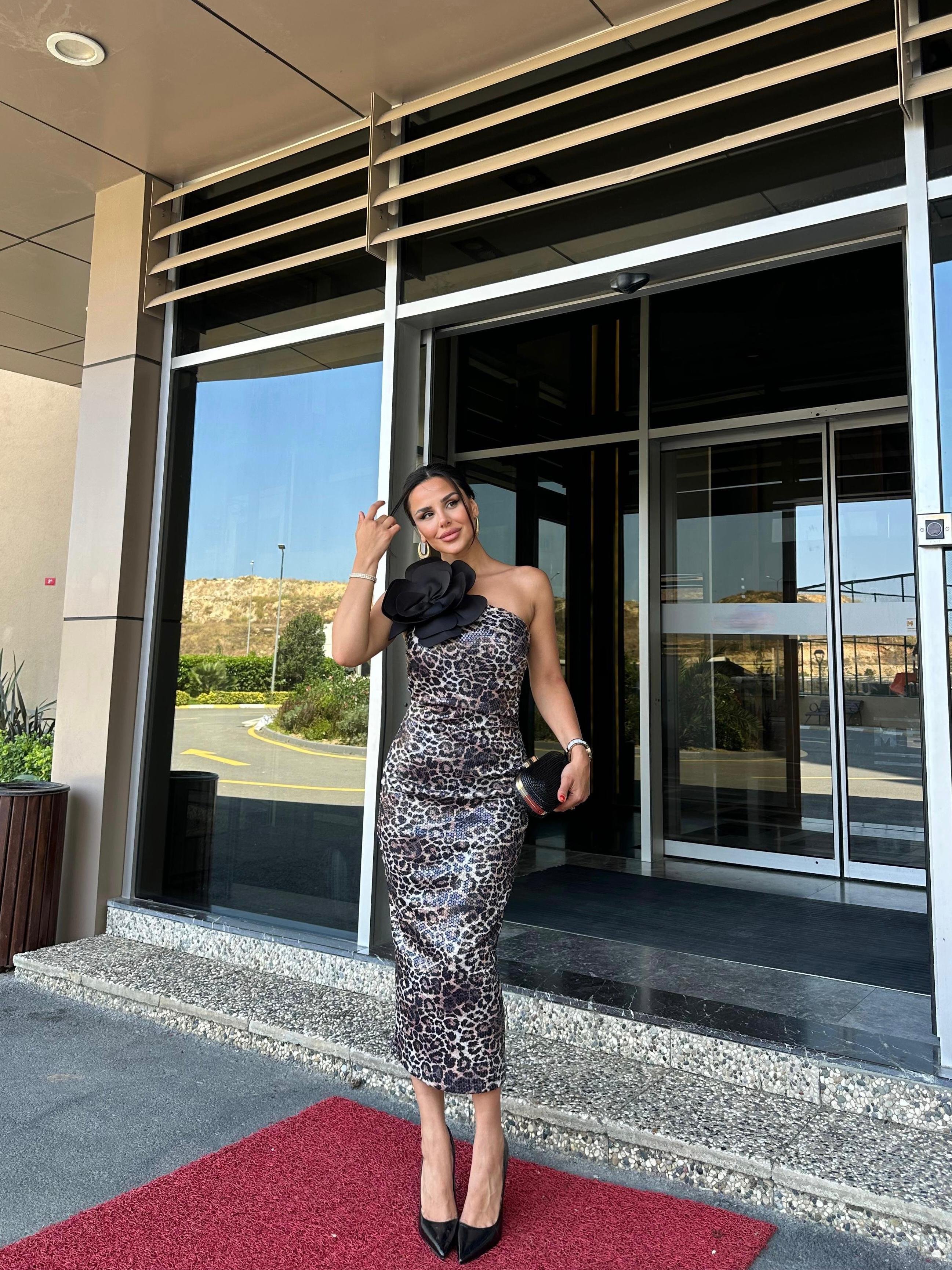 Romana Gül Detaylı Pul Payet Elbise Siyah