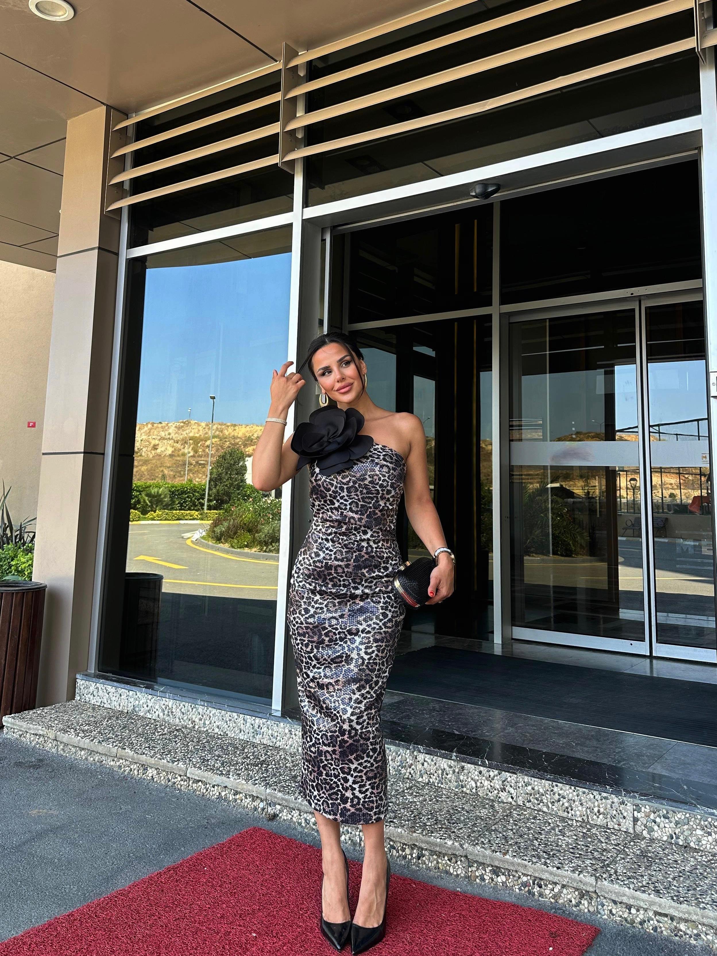 Romana Gül Detaylı Pul Payet Elbise Siyah