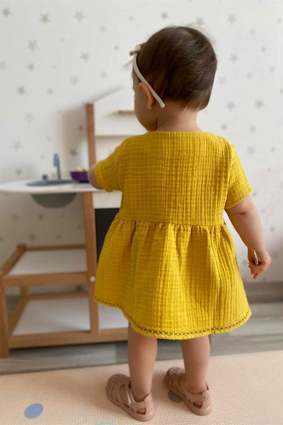 Kız Bebek Safran Nakışlı Müslin Elbise