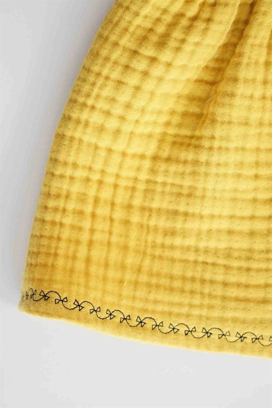 Kız Bebek Safran Nakışlı Müslin Elbise