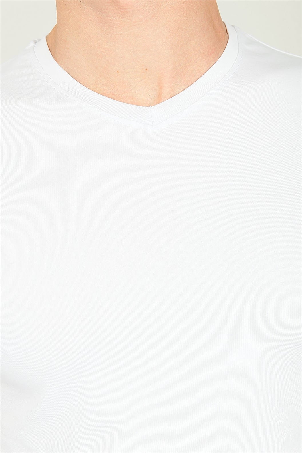Beyaz V Yaka Basic Slim Fit T-shirt