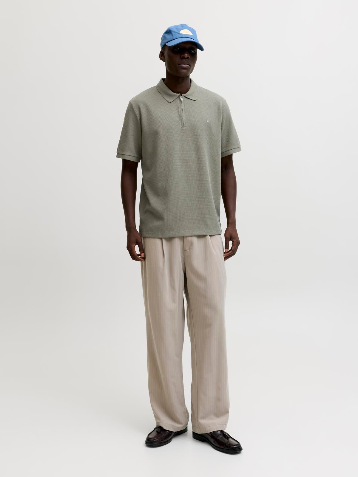 JJEAUSTIN ZIP POLO SS NOOS Vetiver