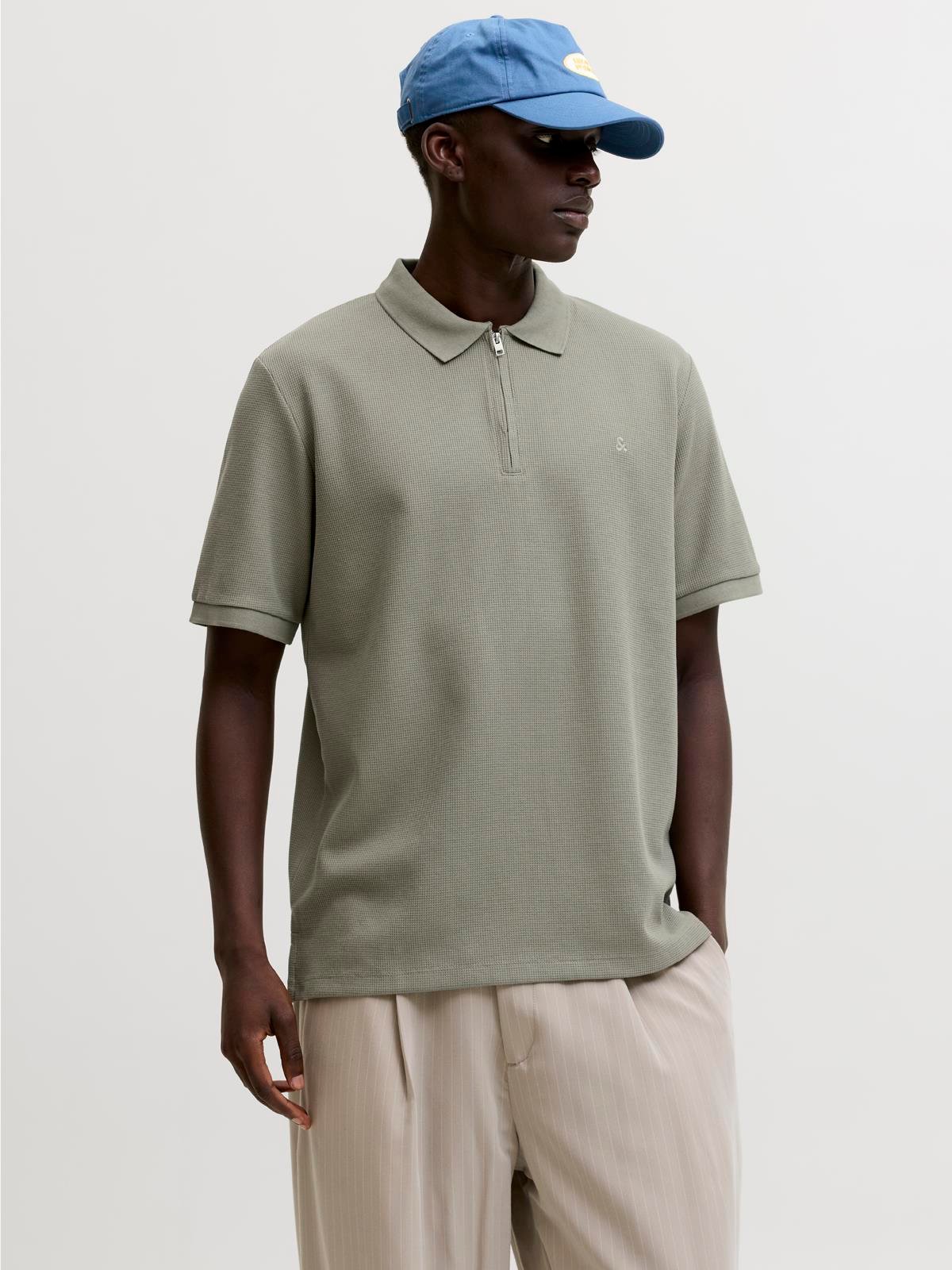 JJEAUSTIN ZIP POLO SS NOOS Vetiver