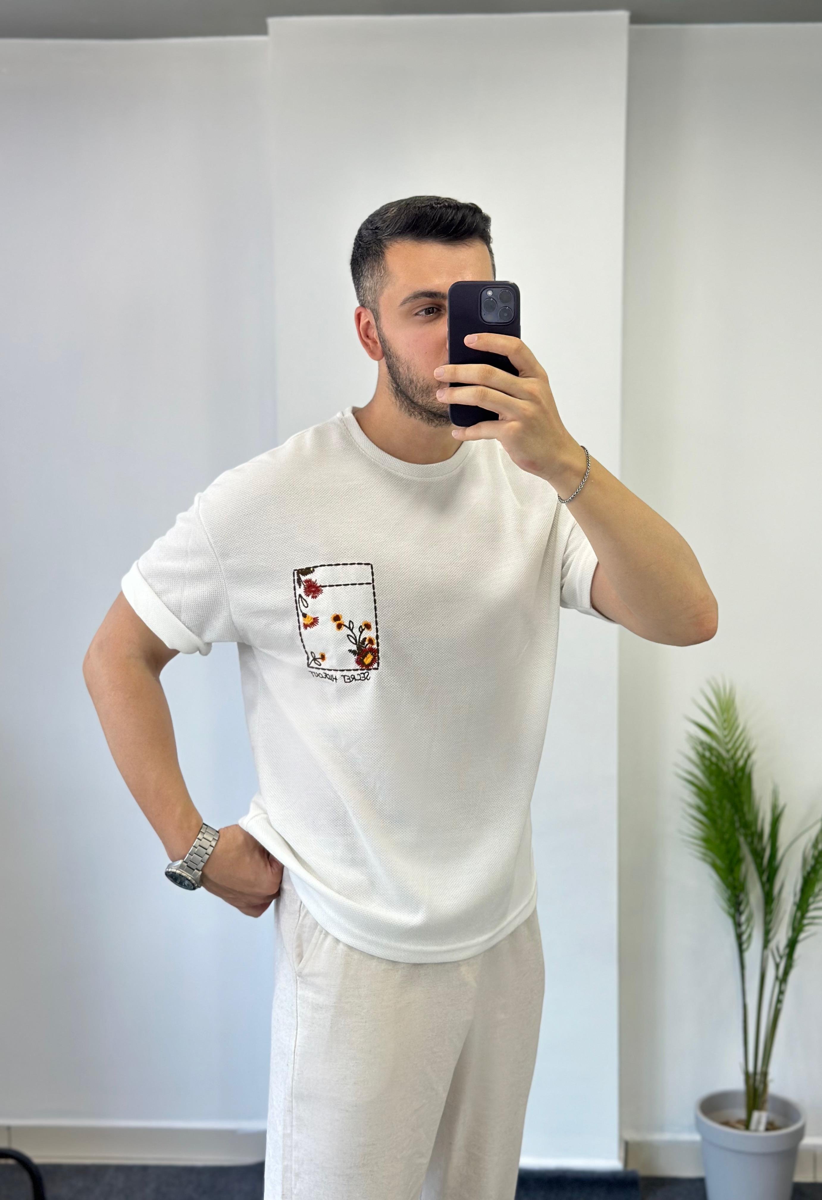 Nakış Detay Beyaz Tişört