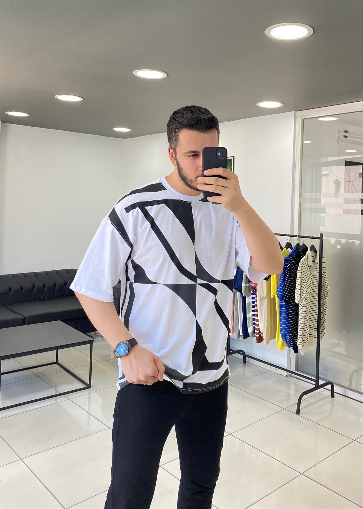 Siyah Desen Oversize Beyaz Tişört 