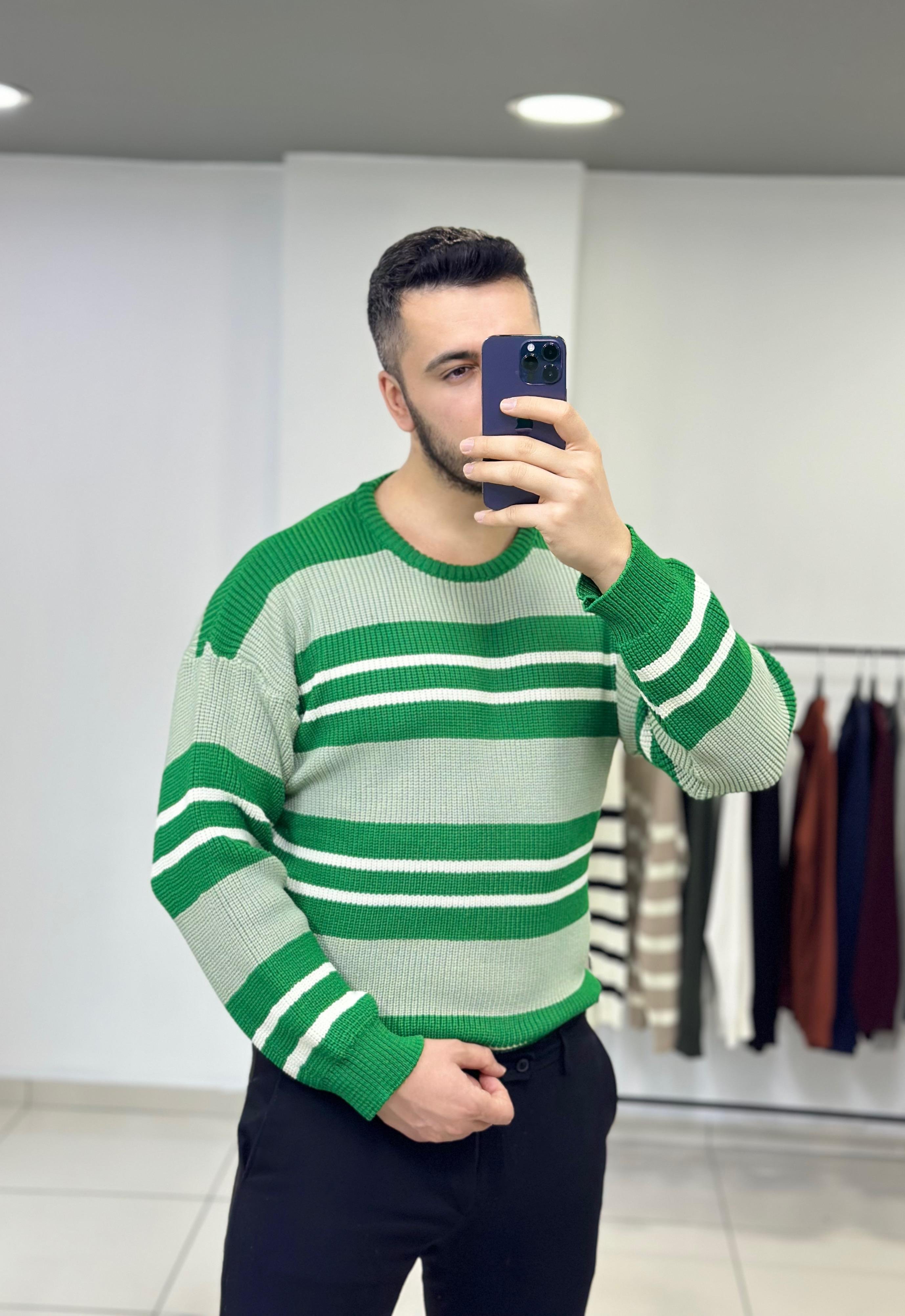 Yeşil Çizgili Oversize Örme Kazak