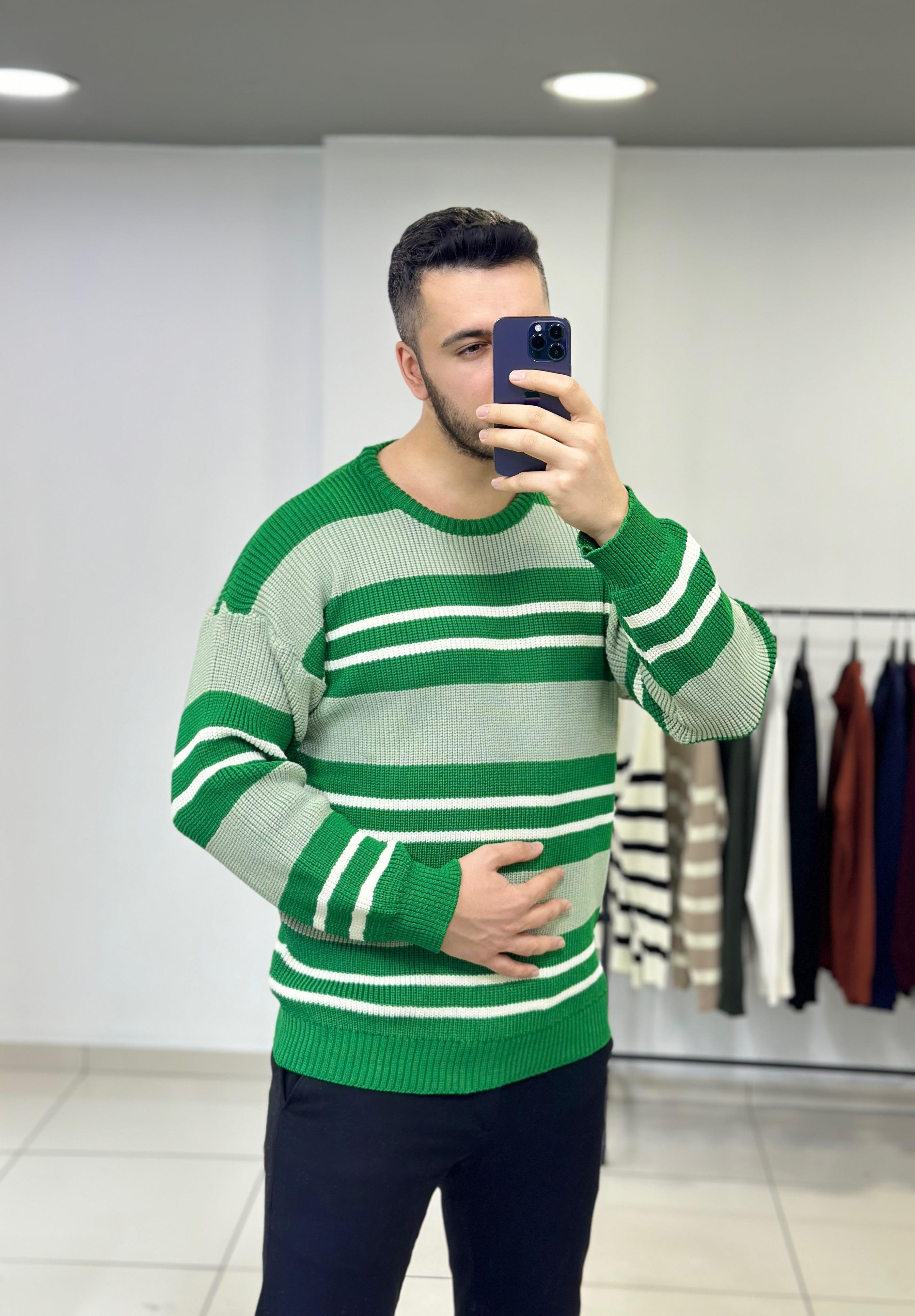 Yeşil Çizgili Oversize Örme Kazak