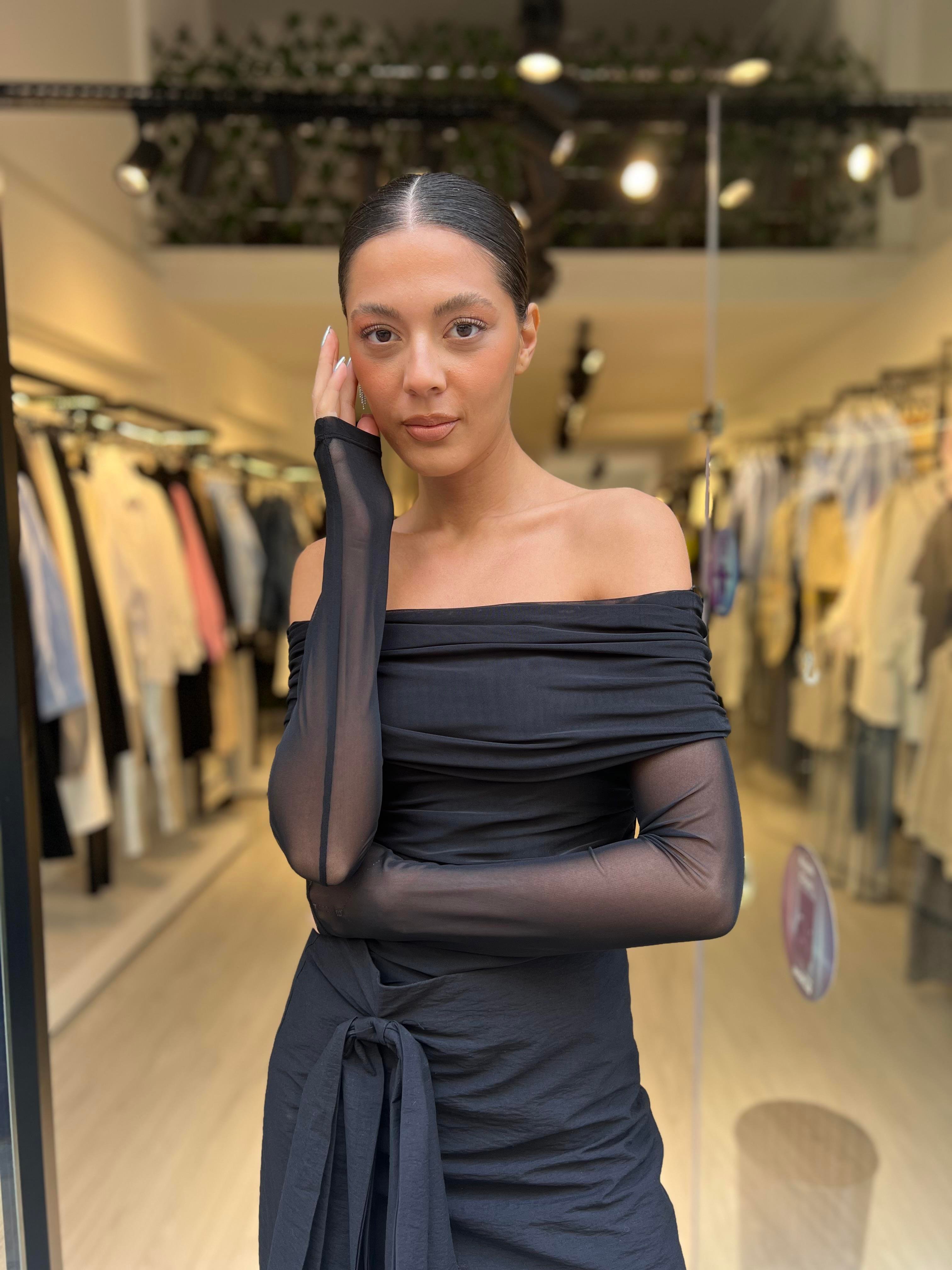 Q.Tül Detaylı Omzu Açık Bluz-Siyah